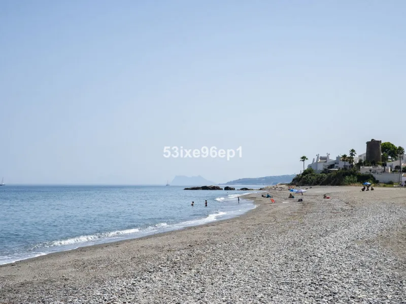 Reizendes Strandhaus zu verkaufen nur 50 Meter vom Meer entfernt in der ruhigen und gut angebundenen Gegend Arroyo Vaquero, Estepona. Diese Immobilie im mediterranen Stil bietet eine ausgezeichnete Gelegenheit für alle, die ein Küstenhaus mit Priva