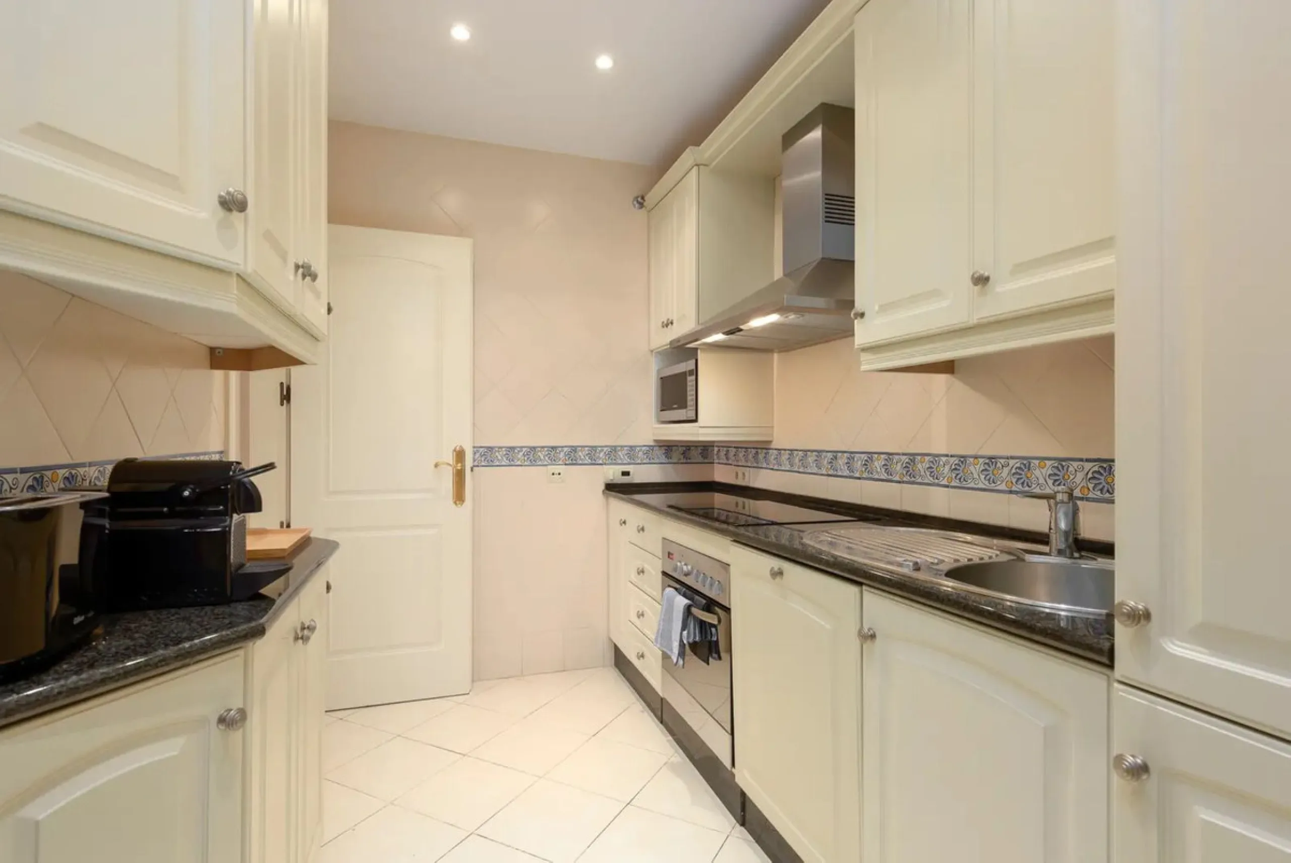 **This property has a tourist license and can be transfered to a new owner, if required.**