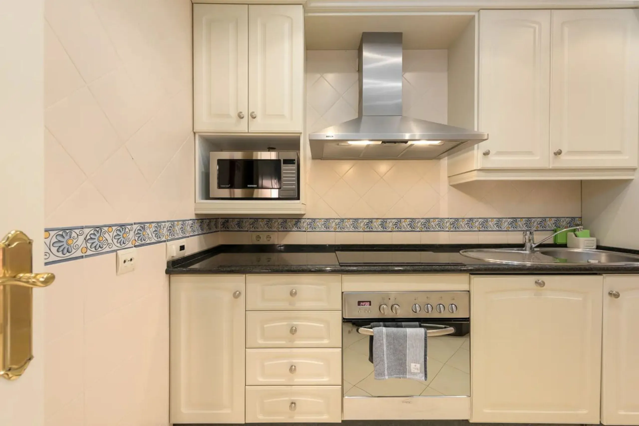 **This property has a tourist license and can be transfered to a new owner, if required.**