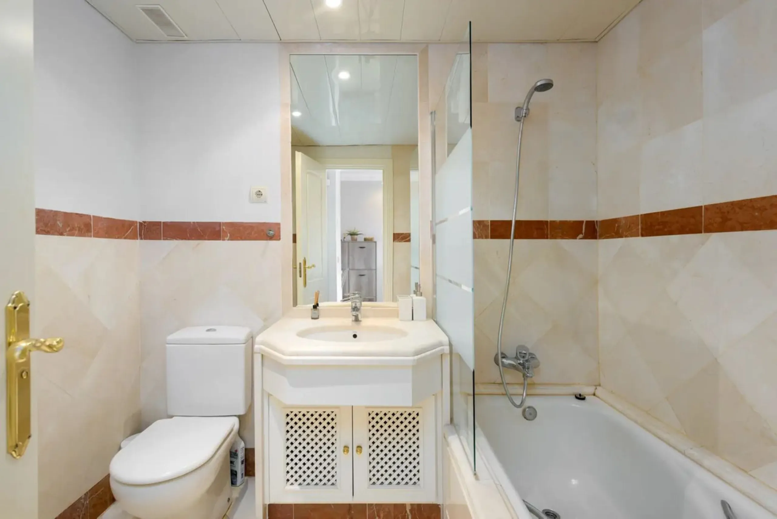 **This property has a tourist license and can be transfered to a new owner, if required.**