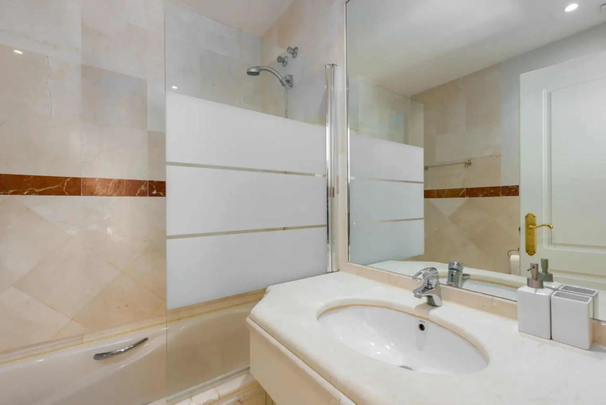 **This property has a tourist license and can be transfered to a new owner, if required.**