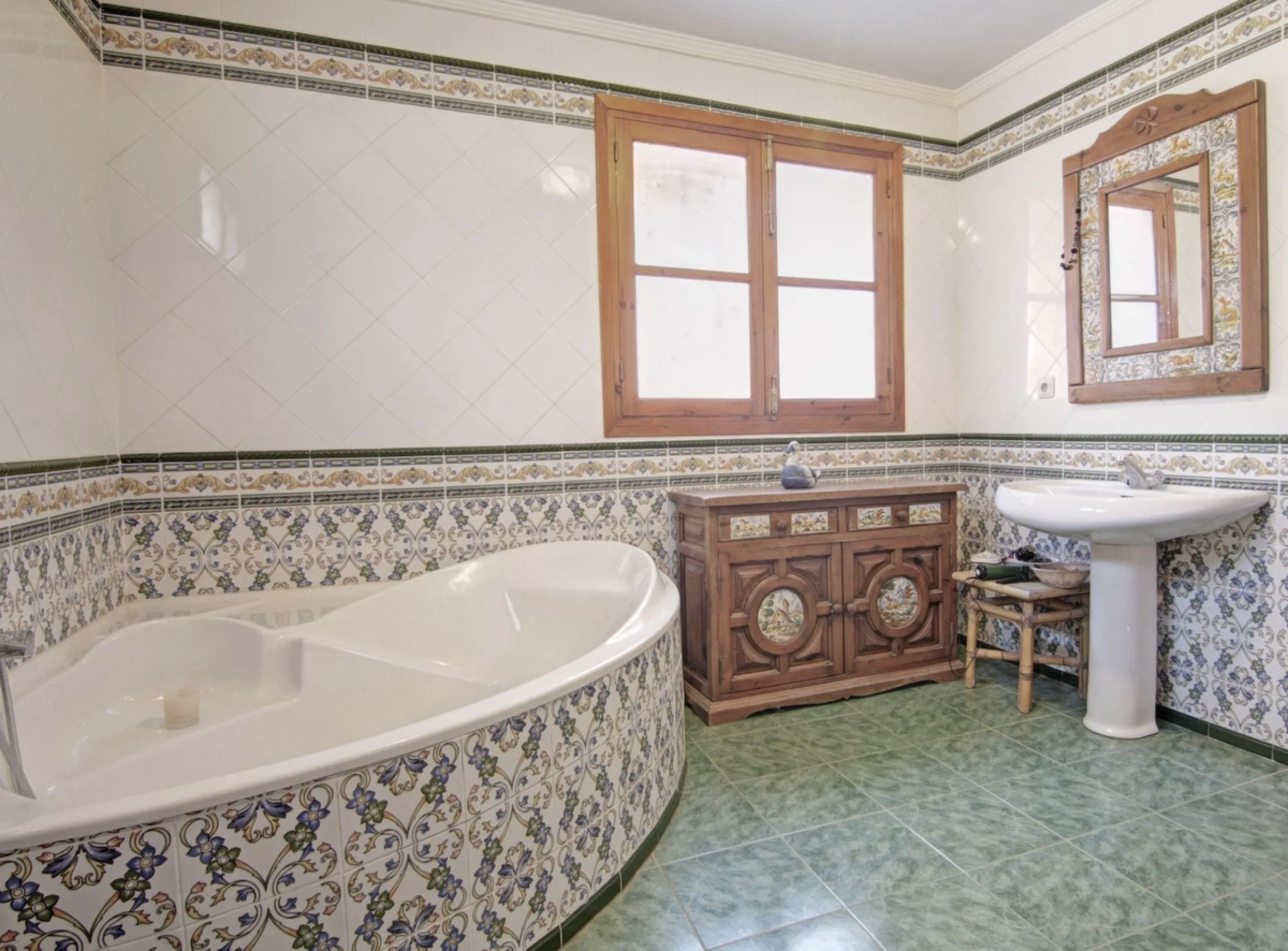 This historic property is a large renovated old Mill, previously a working flour mill for the Larios family until approximately 60 years ago named Molino San Jose. The villa has three bedrooms, three bathrooms, two lounges and two car parking spaces. Ther