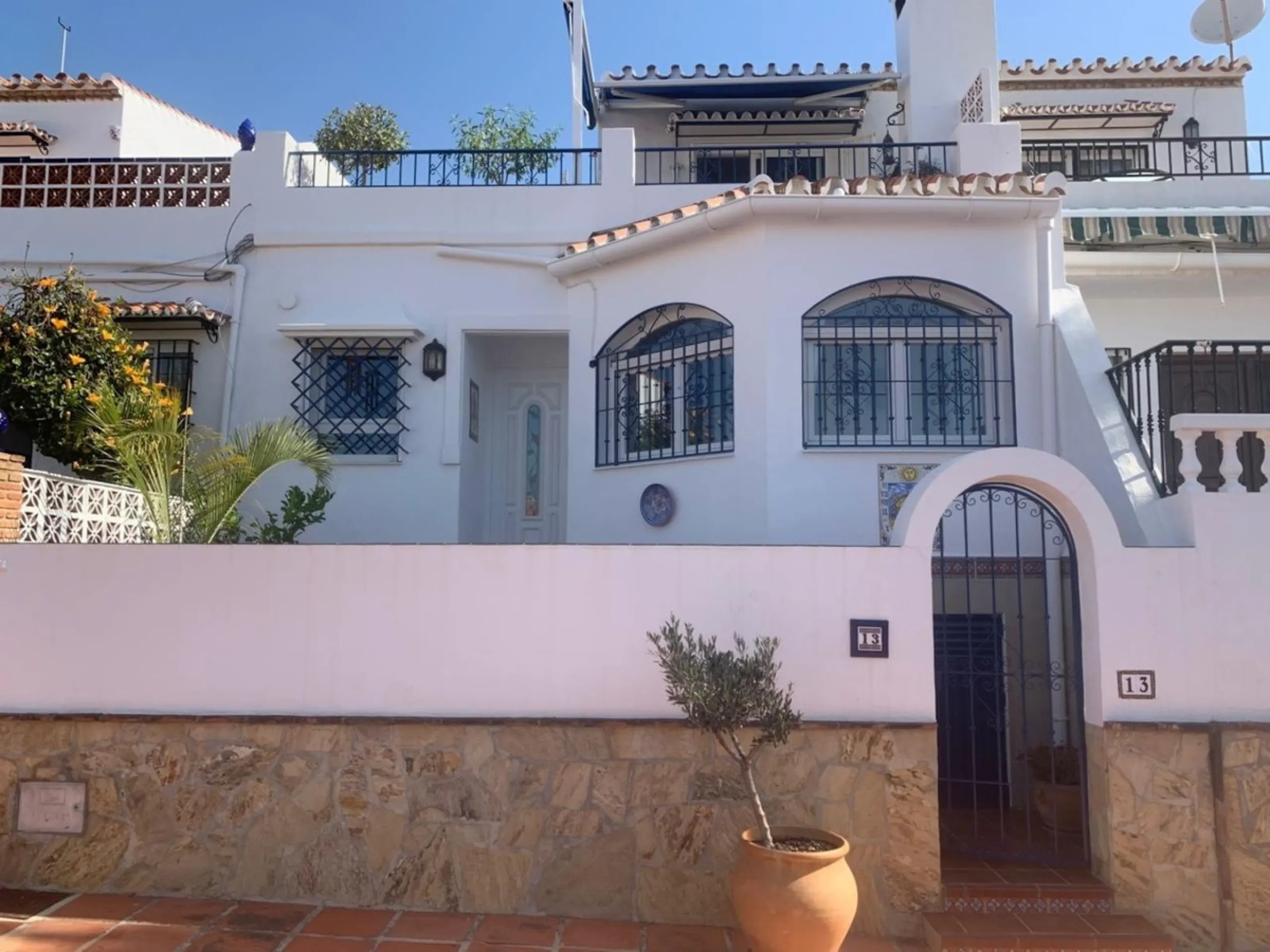 Beautiful Townhouse for Sale in Nerja with Stunning Panoramic Views over town. Located in a popular and peaceful urbanisation, this beautifully presented townhouse offers the perfect combination of privacy, comfort, and convenience. Spread across three le