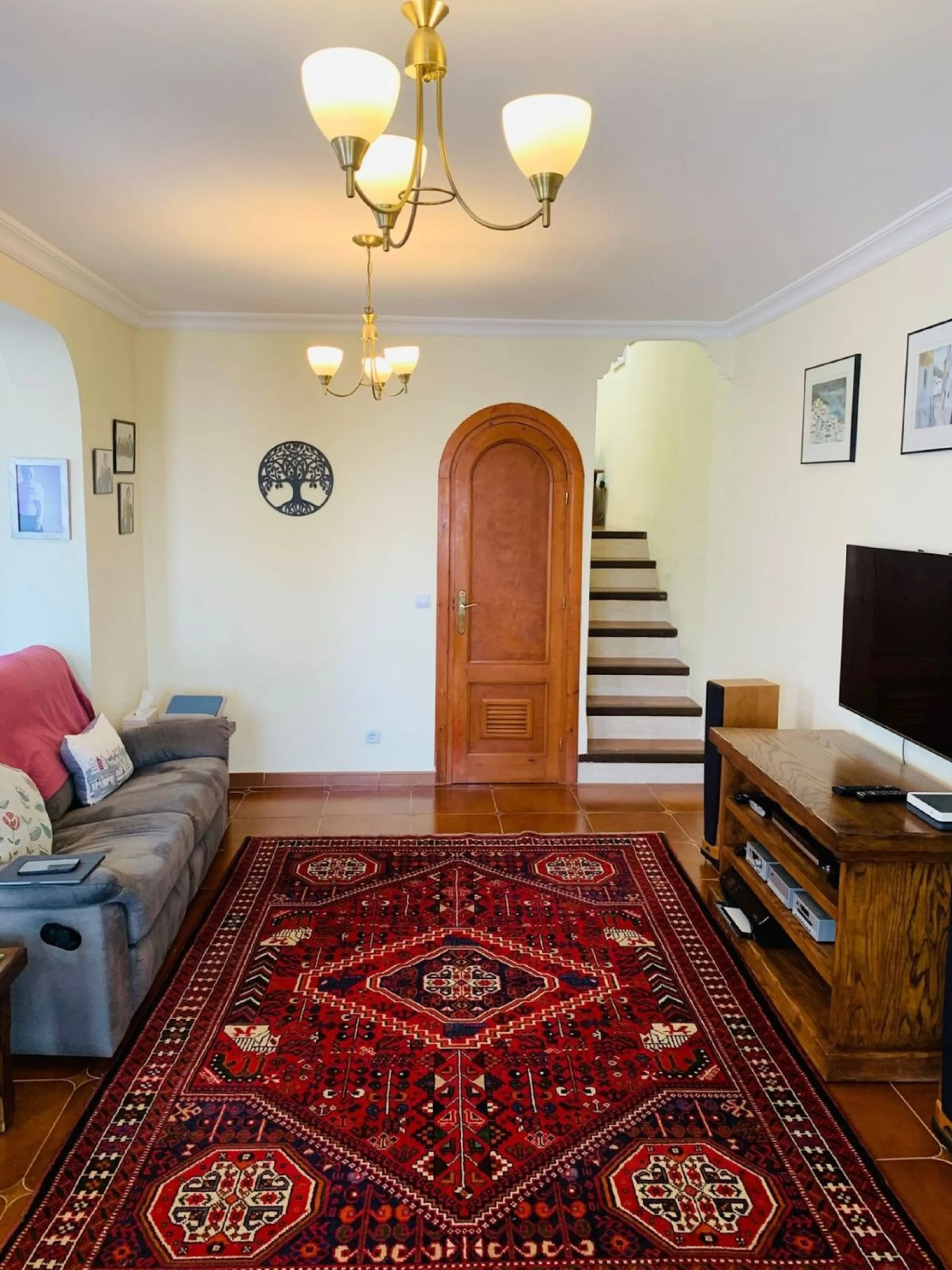 Beautiful Townhouse for Sale in Nerja with Stunning Panoramic Views over town. Located in a popular and peaceful urbanisation, this beautifully presented townhouse offers the perfect combination of privacy, comfort, and convenience. Spread across three le