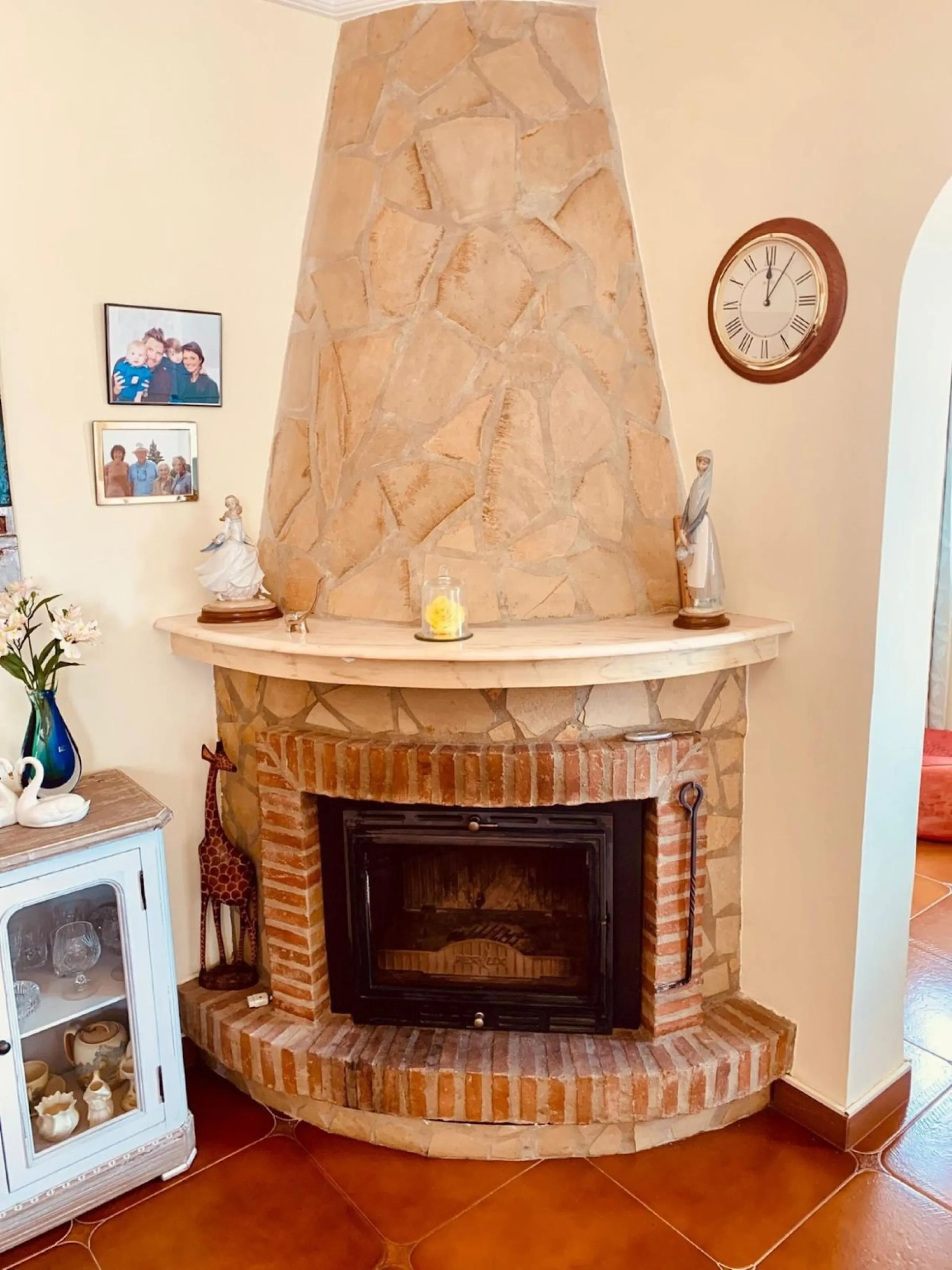 Beautiful Townhouse for Sale in Nerja with Stunning Panoramic Views over town. Located in a popular and peaceful urbanisation, this beautifully presented townhouse offers the perfect combination of privacy, comfort, and convenience. Spread across three le
