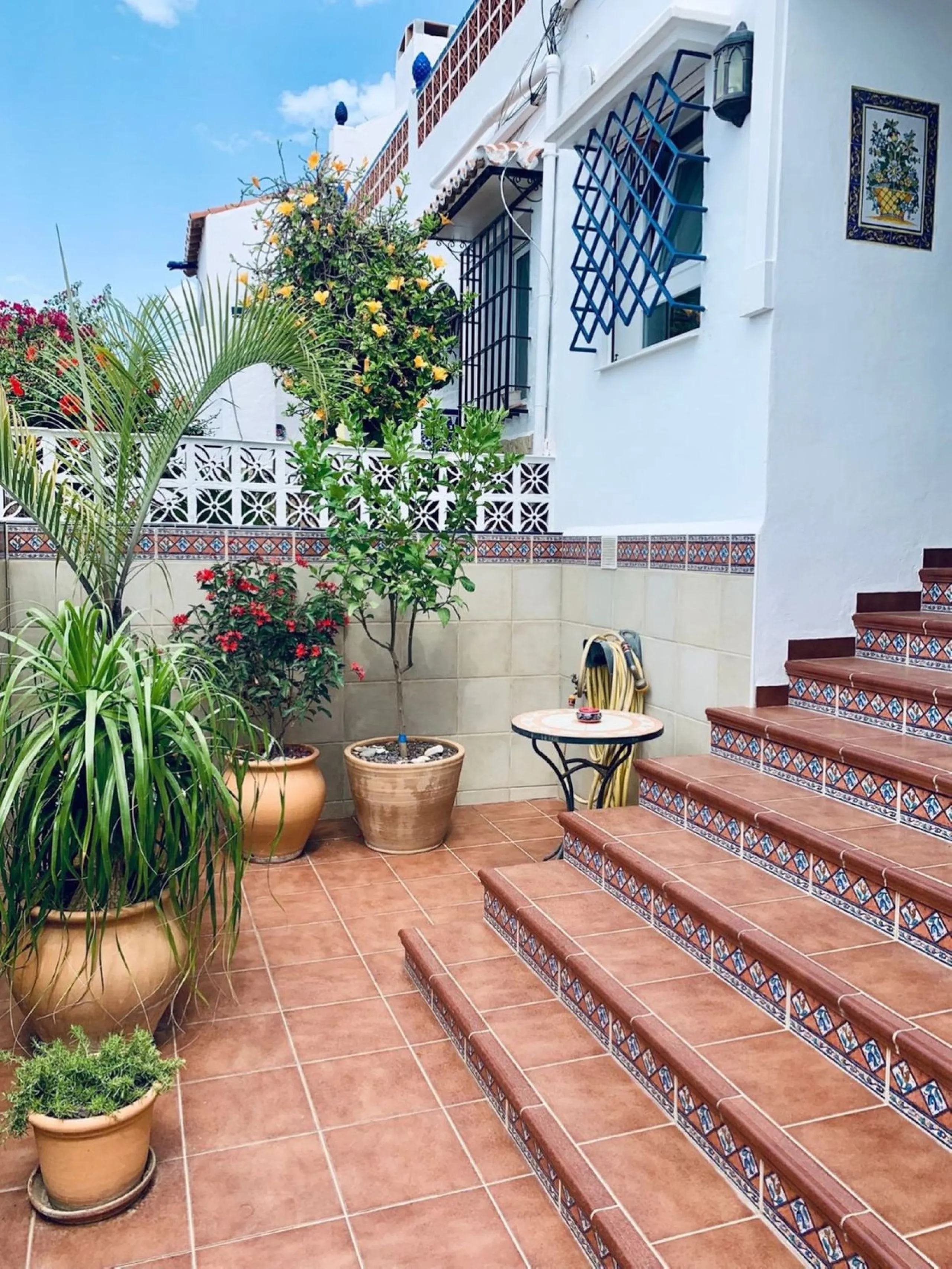 Beautiful Townhouse for Sale in Nerja with Stunning Panoramic Views over town. Located in a popular and peaceful urbanisation, this beautifully presented townhouse offers the perfect combination of privacy, comfort, and convenience. Spread across three le