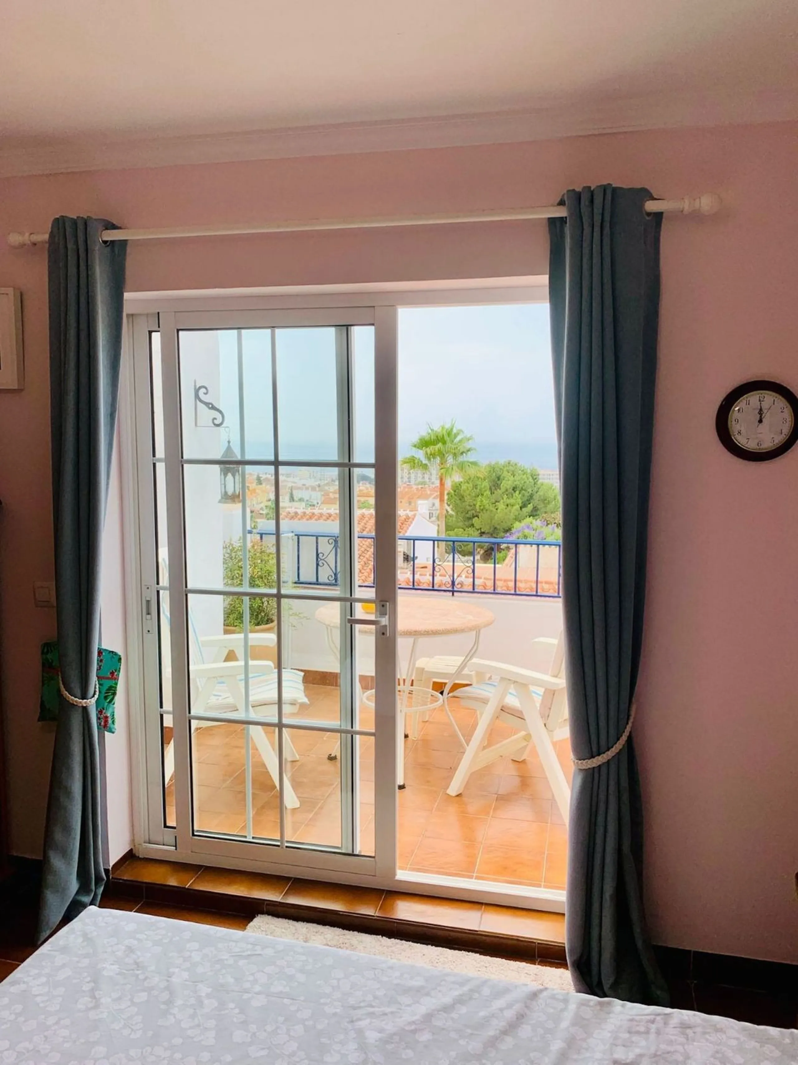 Beautiful Townhouse for Sale in Nerja with Stunning Panoramic Views over town. Located in a popular and peaceful urbanisation, this beautifully presented townhouse offers the perfect combination of privacy, comfort, and convenience. Spread across three le