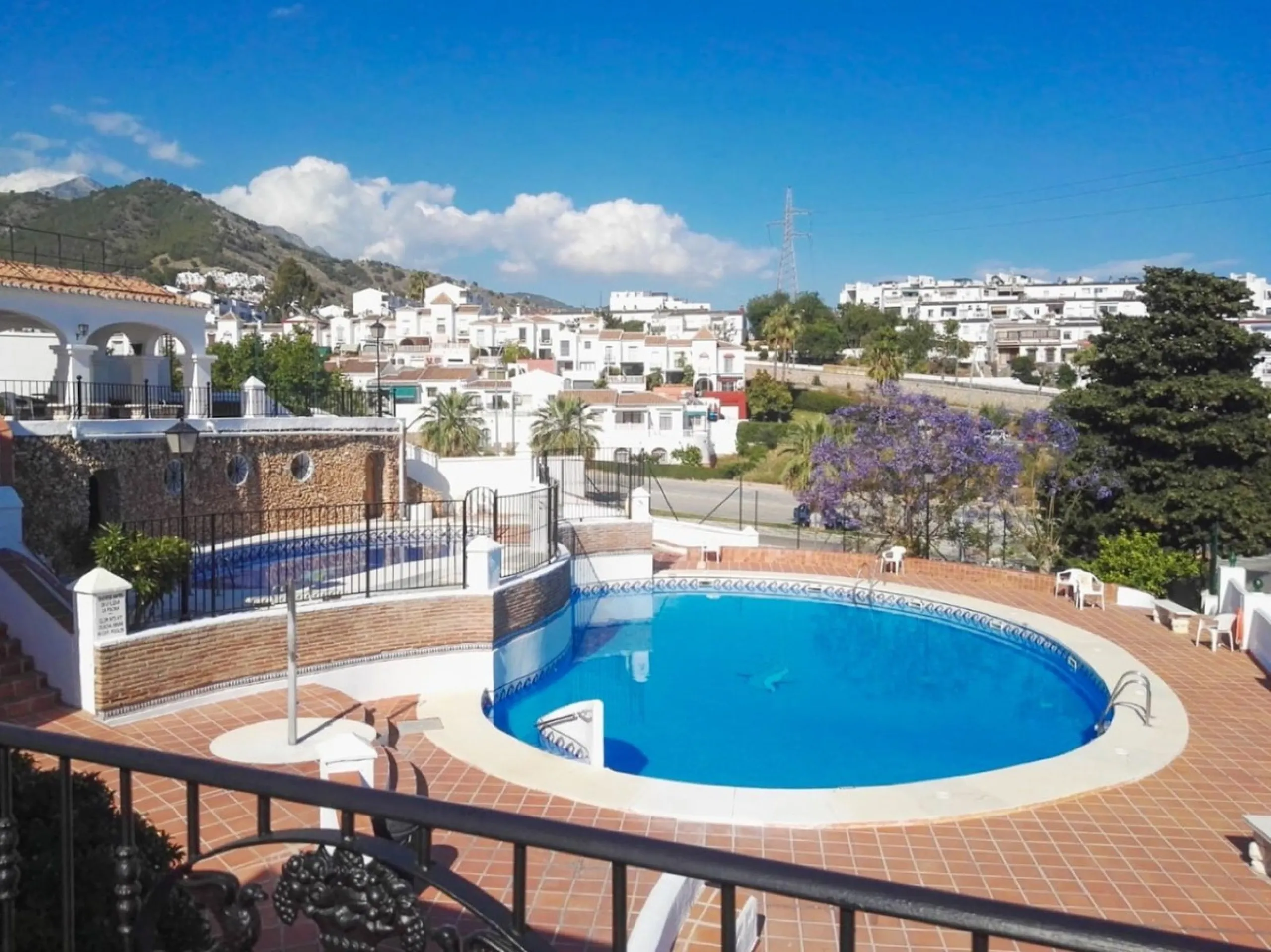 Beautiful Townhouse for Sale in Nerja with Stunning Panoramic Views over town. Located in a popular and peaceful urbanisation, this beautifully presented townhouse offers the perfect combination of privacy, comfort, and convenience. Spread across three le