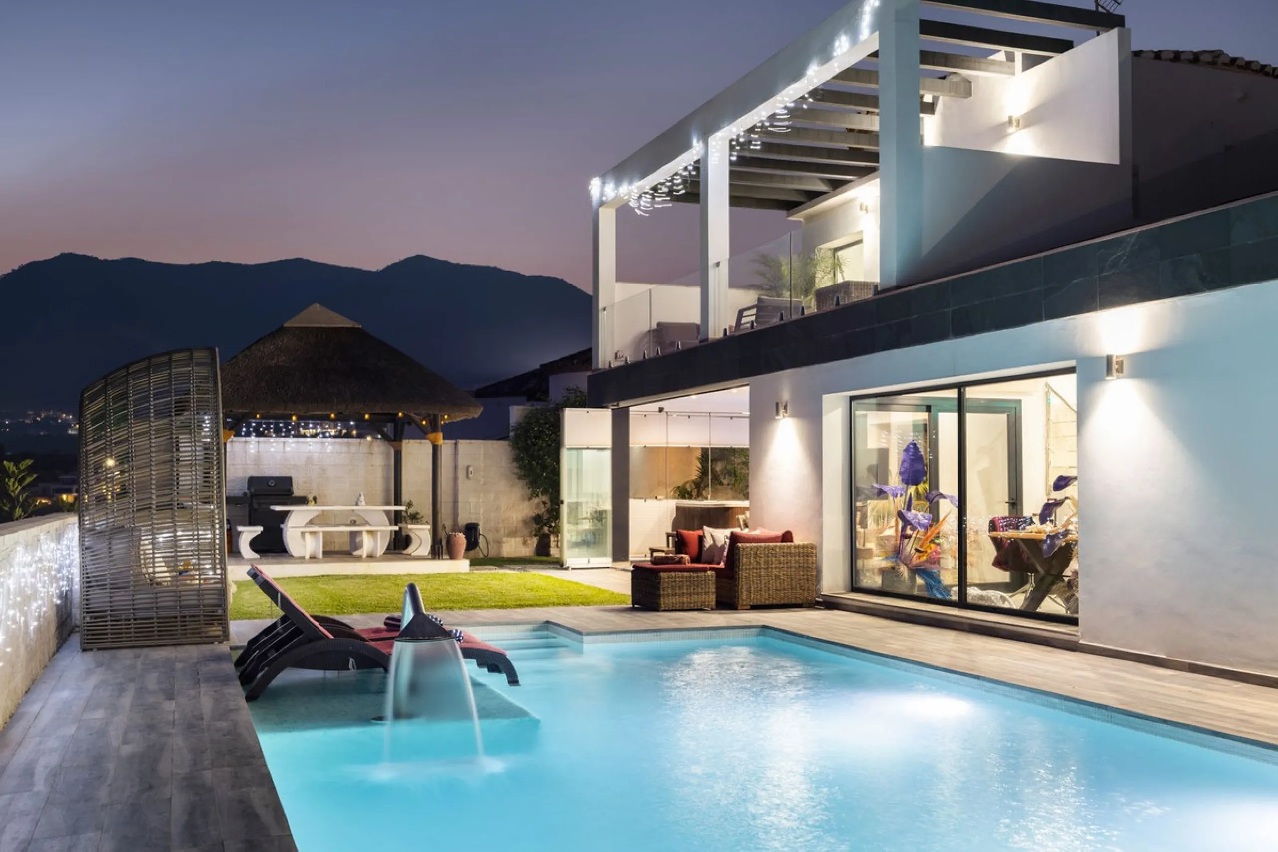 Spectacular villa that perfectly blends Mediterranean style with contemporary design, combining traditional charm with modern comfort and top-quality finishes. Located in the prestigious Buena Vista area of Mijas, it offers a unique lifestyle in a peacefu