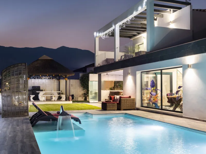 Spectacular villa that perfectly blends Mediterranean style with contemporary design, combining traditional charm with modern comfort and top-quality finishes. Located in the prestigious Buena Vista area of Mijas, it offers a unique lifestyle in a peacefu