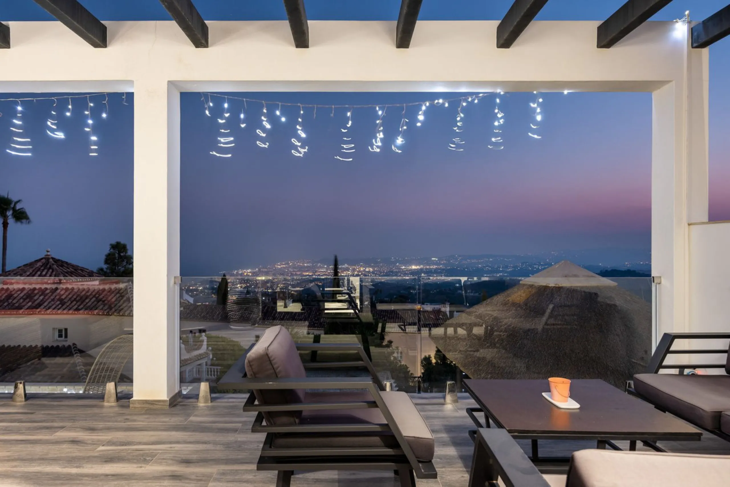 Spectacular villa that perfectly blends Mediterranean style with contemporary design, combining traditional charm with modern comfort and top-quality finishes. Located in the prestigious Buena Vista area of Mijas, it offers a unique lifestyle in a peacefu