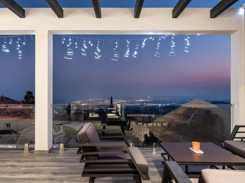 Spectacular villa that perfectly blends Mediterranean style with contemporary design, combining traditional charm with modern comfort and top-quality finishes. Located in the prestigious Buena Vista area of Mijas, it offers a unique lifestyle in a peacefu