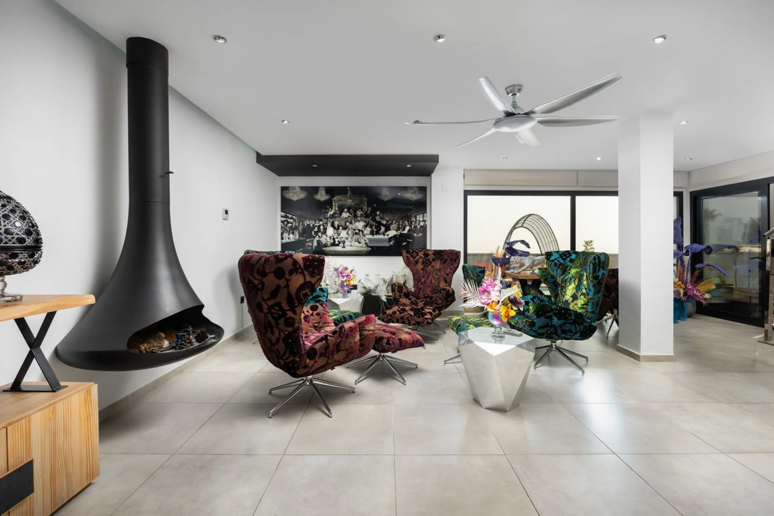 Spectacular villa that perfectly blends Mediterranean style with contemporary design, combining traditional charm with modern comfort and top-quality finishes. Located in the prestigious Buena Vista area of Mijas, it offers a unique lifestyle in a peacefu