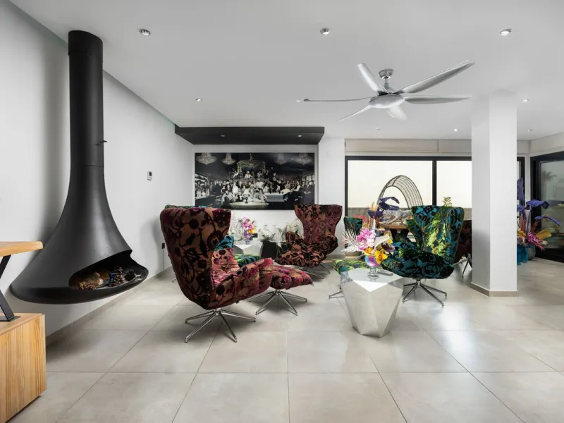 Spectacular villa that perfectly blends Mediterranean style with contemporary design, combining traditional charm with modern comfort and top-quality finishes. Located in the prestigious Buena Vista area of Mijas, it offers a unique lifestyle in a peacefu