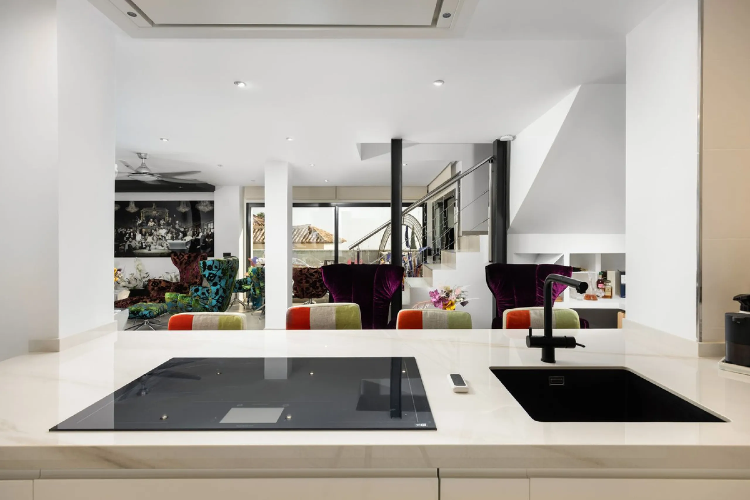 Spectacular villa that perfectly blends Mediterranean style with contemporary design, combining traditional charm with modern comfort and top-quality finishes. Located in the prestigious Buena Vista area of Mijas, it offers a unique lifestyle in a peacefu
