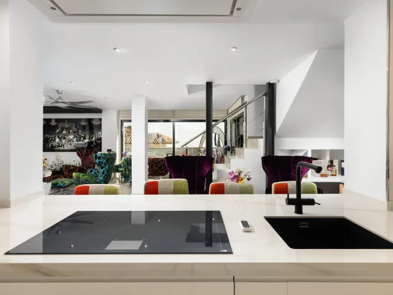 Spectacular villa that perfectly blends Mediterranean style with contemporary design, combining traditional charm with modern comfort and top-quality finishes. Located in the prestigious Buena Vista area of Mijas, it offers a unique lifestyle in a peacefu