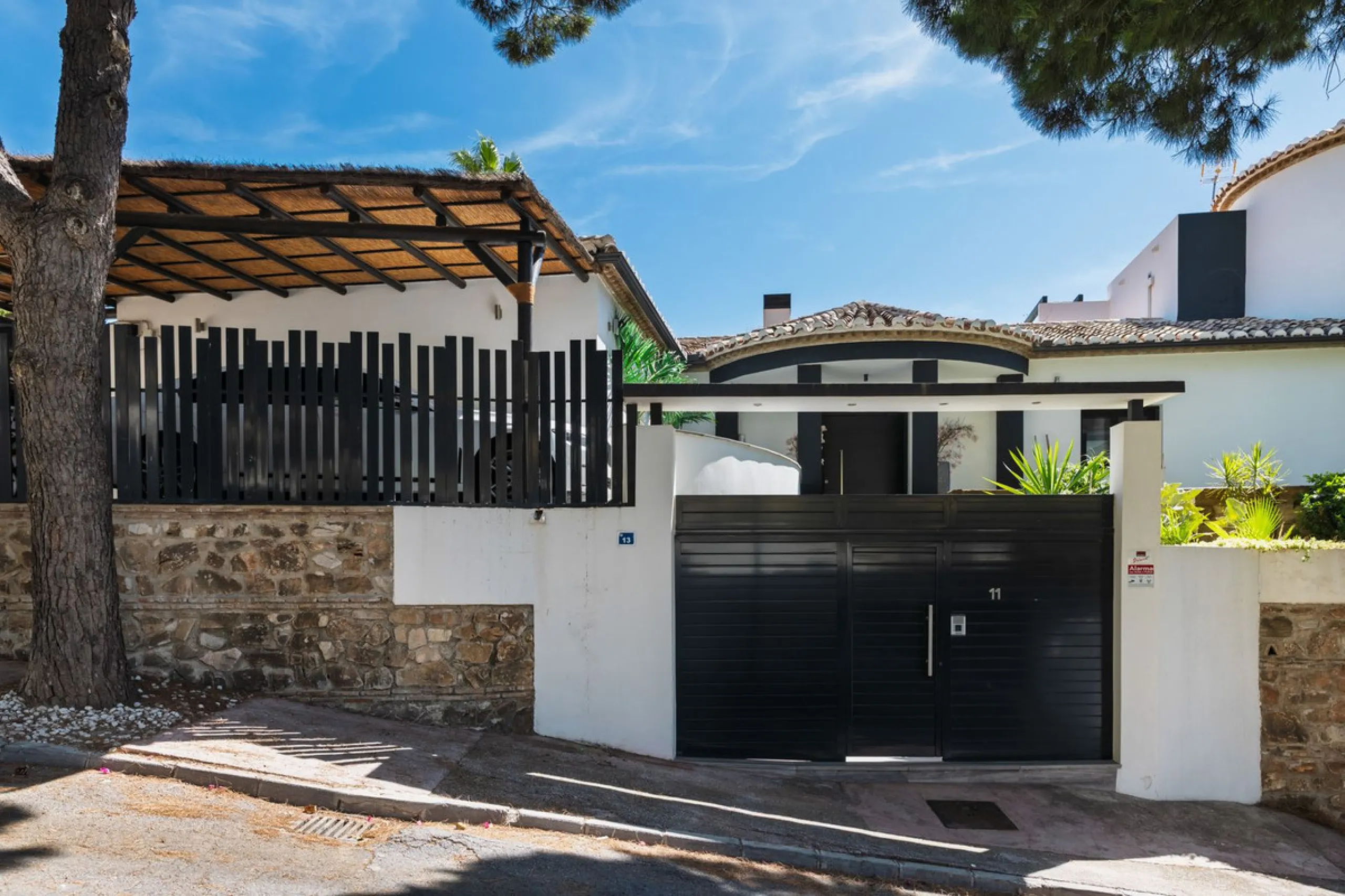 Spectacular villa that perfectly blends Mediterranean style with contemporary design, combining traditional charm with modern comfort and top-quality finishes. Located in the prestigious Buena Vista area of Mijas, it offers a unique lifestyle in a peacefu