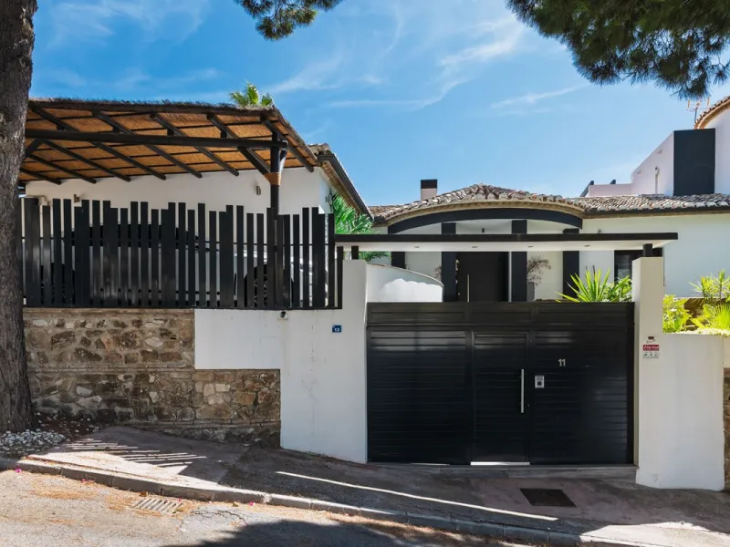Spectacular villa that perfectly blends Mediterranean style with contemporary design, combining traditional charm with modern comfort and top-quality finishes. Located in the prestigious Buena Vista area of Mijas, it offers a unique lifestyle in a peacefu