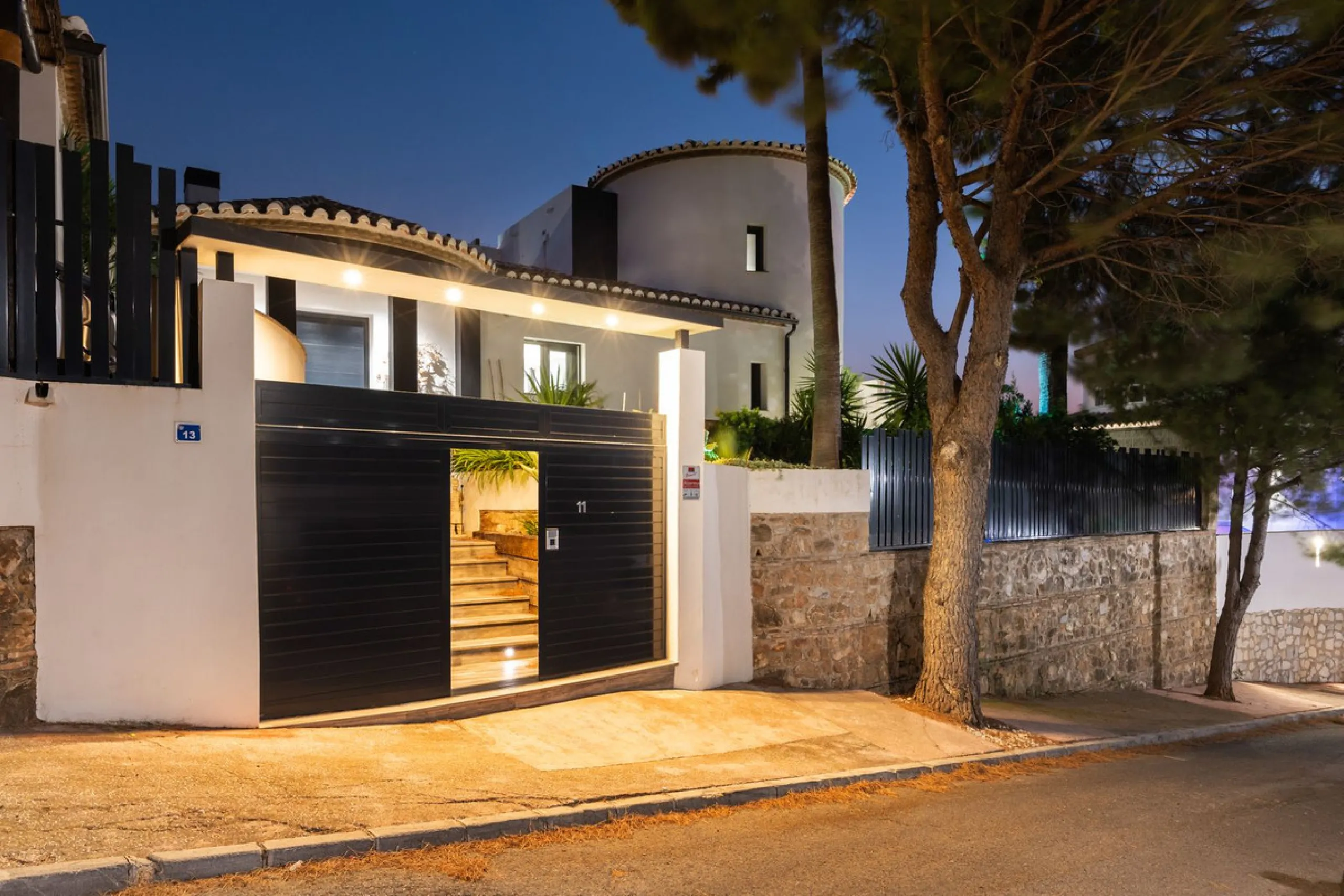 Spectacular villa that perfectly blends Mediterranean style with contemporary design, combining traditional charm with modern comfort and top-quality finishes. Located in the prestigious Buena Vista area of Mijas, it offers a unique lifestyle in a peacefu