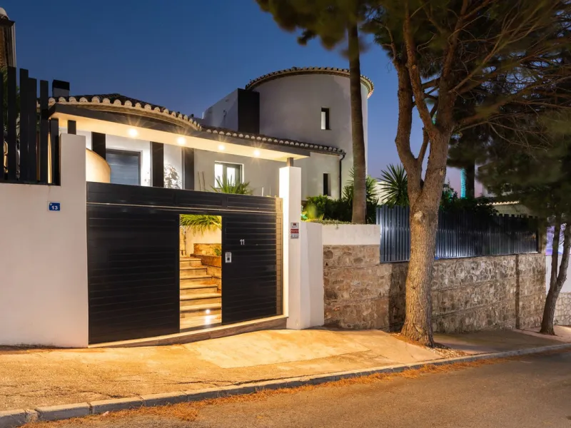 Spectacular villa that perfectly blends Mediterranean style with contemporary design, combining traditional charm with modern comfort and top-quality finishes. Located in the prestigious Buena Vista area of Mijas, it offers a unique lifestyle in a peacefu