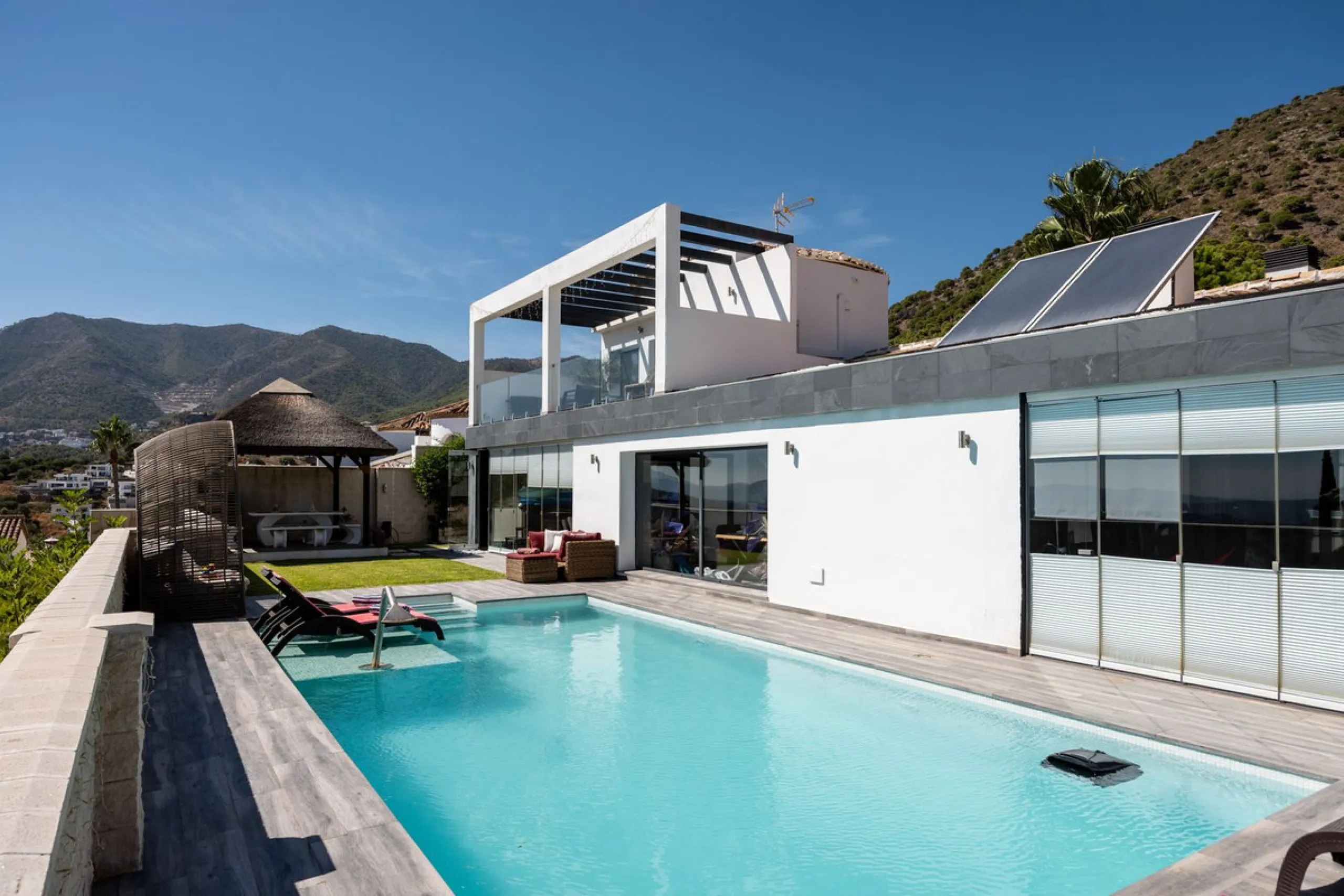Spectacular villa that perfectly blends Mediterranean style with contemporary design, combining traditional charm with modern comfort and top-quality finishes. Located in the prestigious Buena Vista area of Mijas, it offers a unique lifestyle in a peacefu