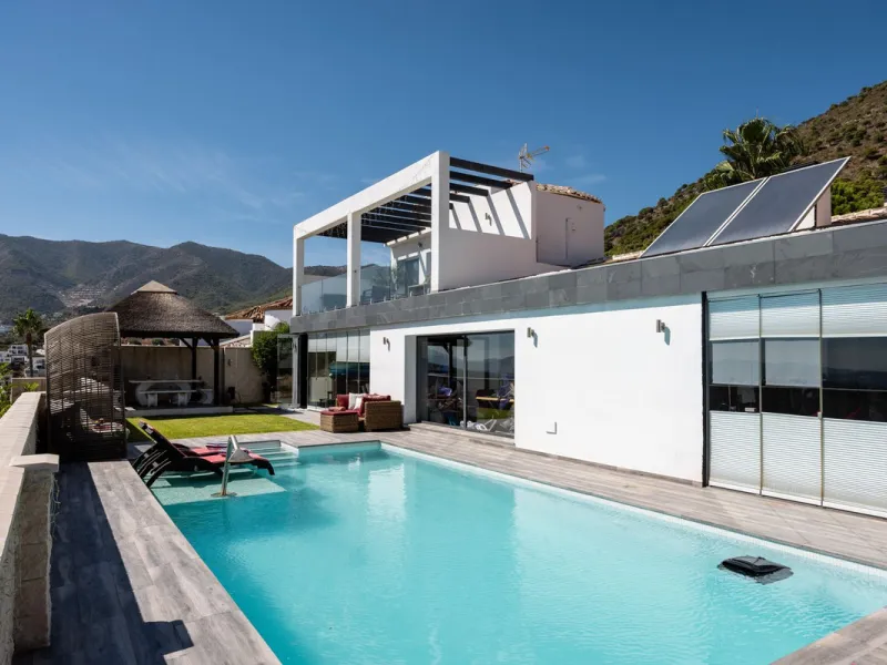 Spectacular villa that perfectly blends Mediterranean style with contemporary design, combining traditional charm with modern comfort and top-quality finishes. Located in the prestigious Buena Vista area of Mijas, it offers a unique lifestyle in a peacefu