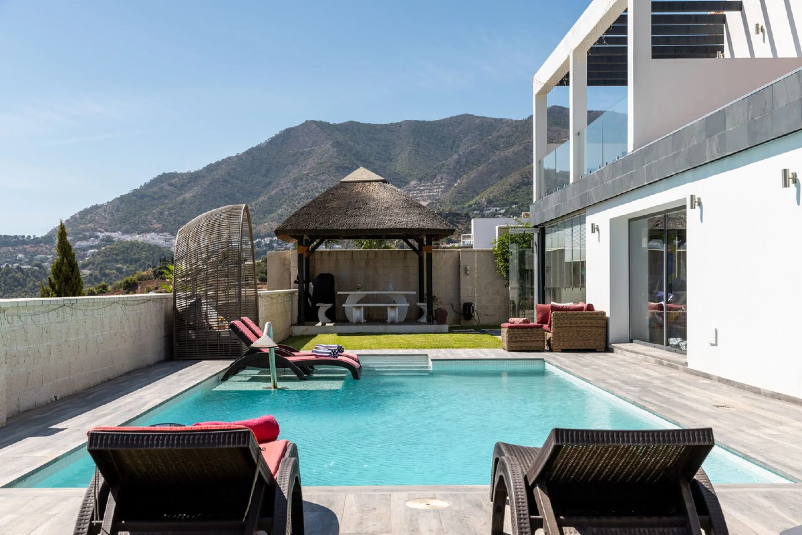 Spectacular villa that perfectly blends Mediterranean style with contemporary design, combining traditional charm with modern comfort and top-quality finishes. Located in the prestigious Buena Vista area of Mijas, it offers a unique lifestyle in a peacefu