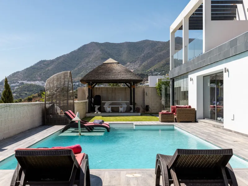 Spectacular villa that perfectly blends Mediterranean style with contemporary design, combining traditional charm with modern comfort and top-quality finishes. Located in the prestigious Buena Vista area of Mijas, it offers a unique lifestyle in a peacefu