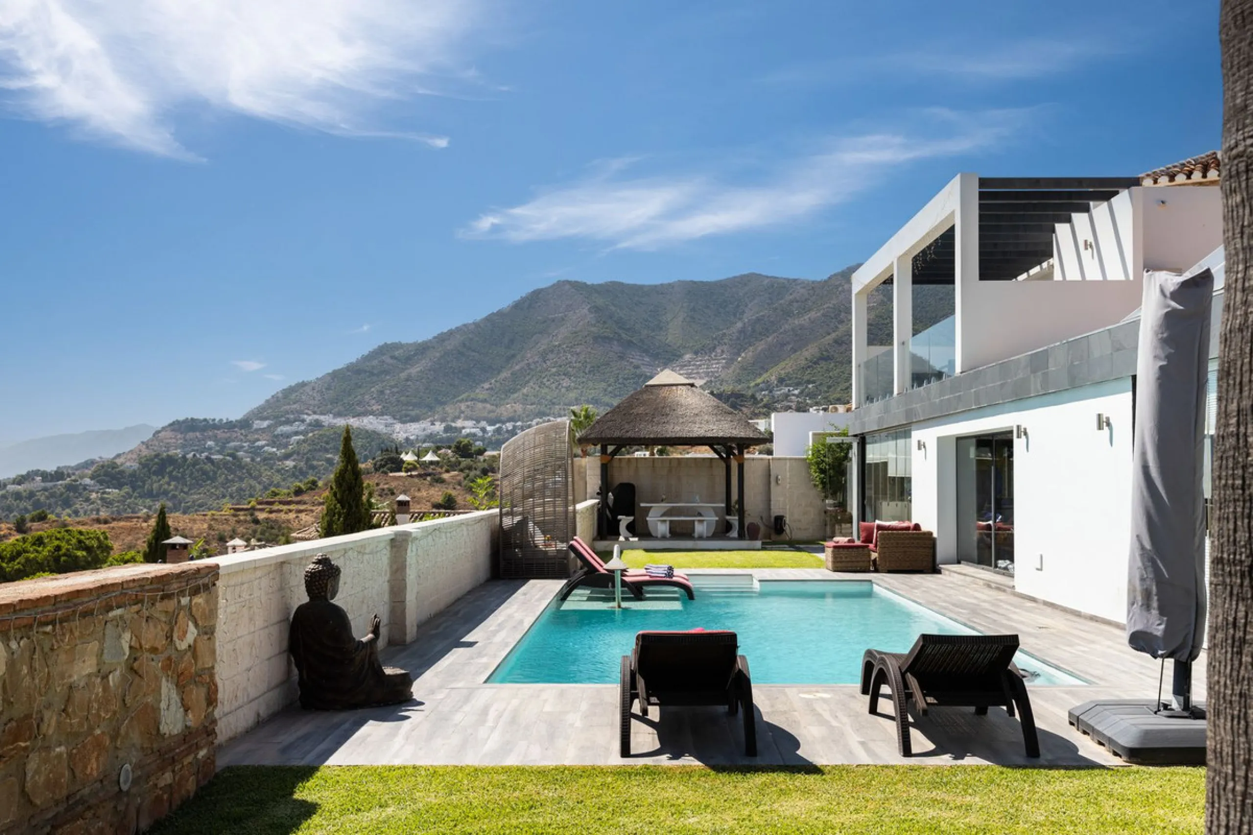 Spectacular villa that perfectly blends Mediterranean style with contemporary design, combining traditional charm with modern comfort and top-quality finishes. Located in the prestigious Buena Vista area of Mijas, it offers a unique lifestyle in a peacefu