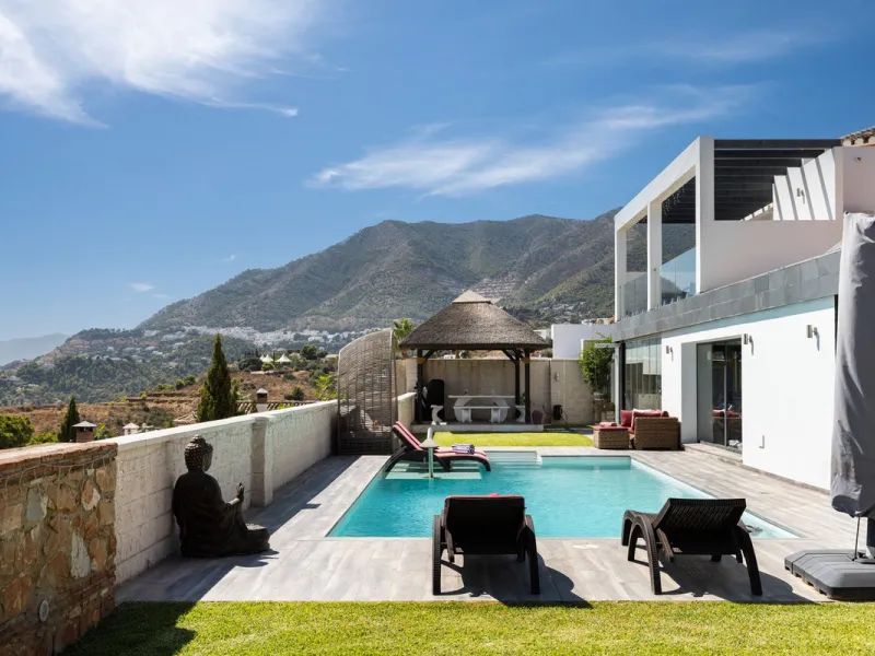 Spectacular villa that perfectly blends Mediterranean style with contemporary design, combining traditional charm with modern comfort and top-quality finishes. Located in the prestigious Buena Vista area of Mijas, it offers a unique lifestyle in a peacefu