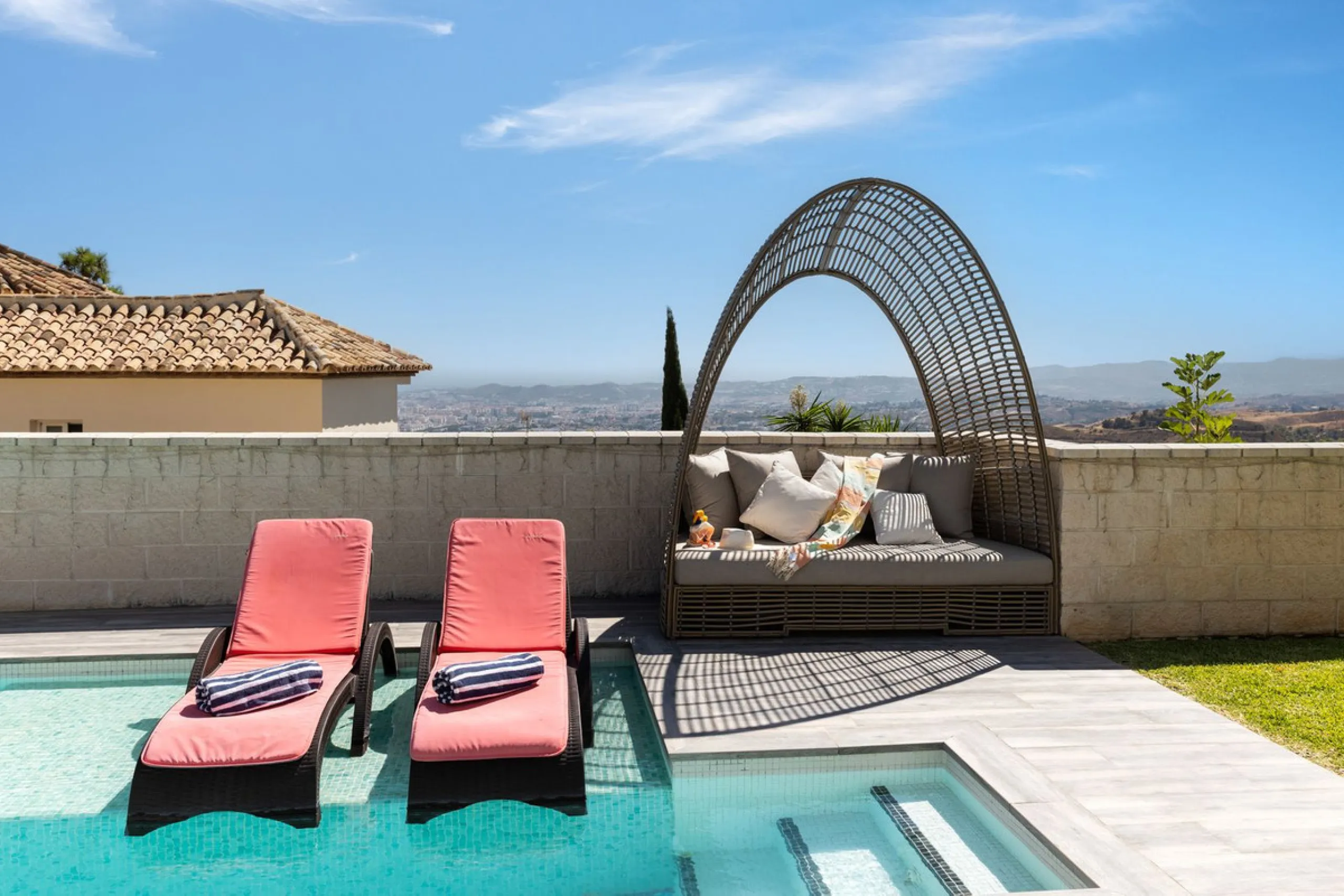 Spectacular villa that perfectly blends Mediterranean style with contemporary design, combining traditional charm with modern comfort and top-quality finishes. Located in the prestigious Buena Vista area of Mijas, it offers a unique lifestyle in a peacefu