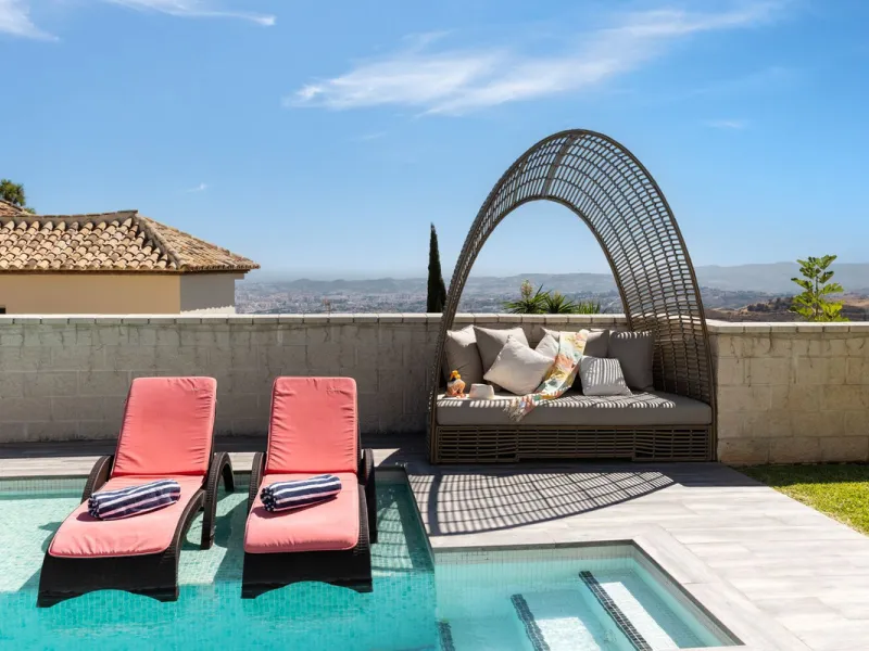 Spectacular villa that perfectly blends Mediterranean style with contemporary design, combining traditional charm with modern comfort and top-quality finishes. Located in the prestigious Buena Vista area of Mijas, it offers a unique lifestyle in a peacefu