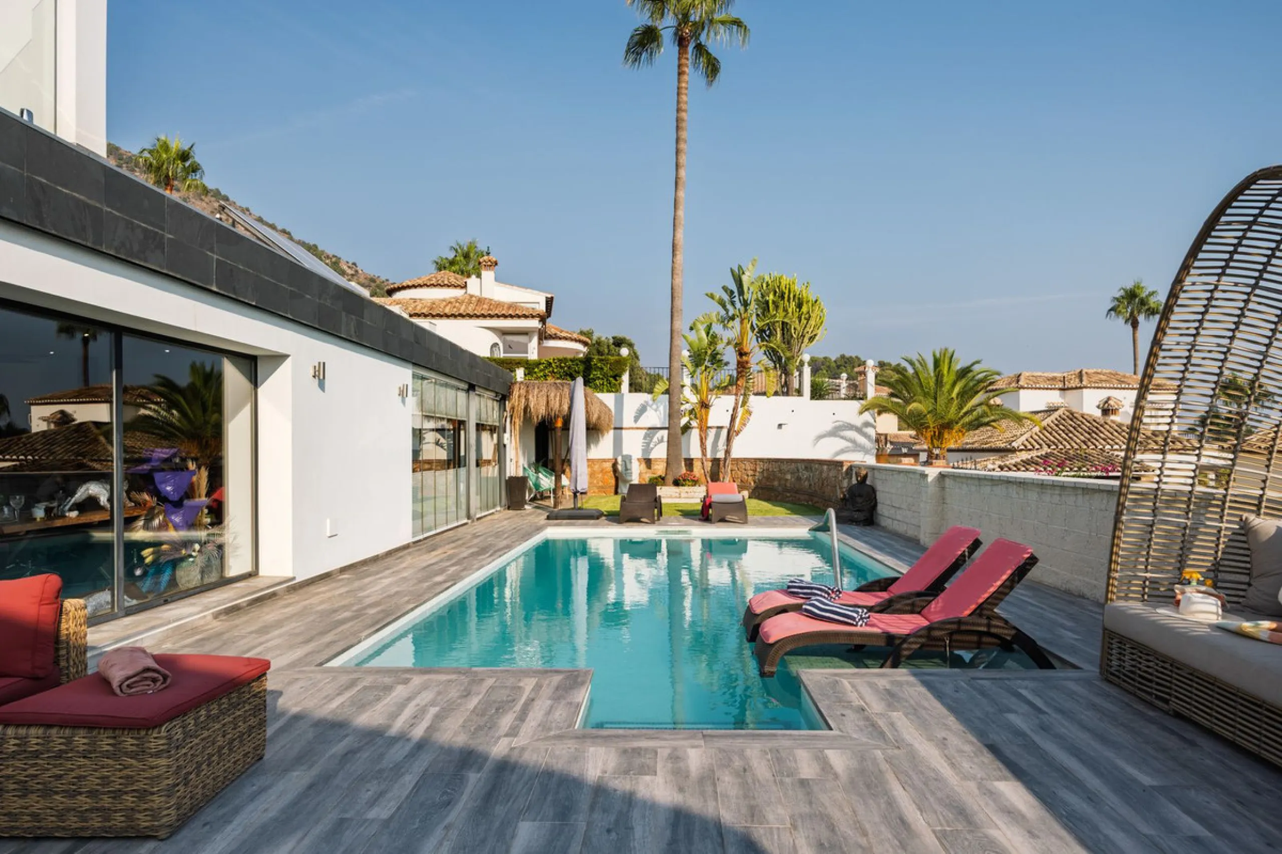 Spectacular villa that perfectly blends Mediterranean style with contemporary design, combining traditional charm with modern comfort and top-quality finishes. Located in the prestigious Buena Vista area of Mijas, it offers a unique lifestyle in a peacefu
