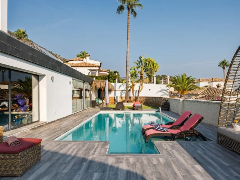 Spectacular villa that perfectly blends Mediterranean style with contemporary design, combining traditional charm with modern comfort and top-quality finishes. Located in the prestigious Buena Vista area of Mijas, it offers a unique lifestyle in a peacefu