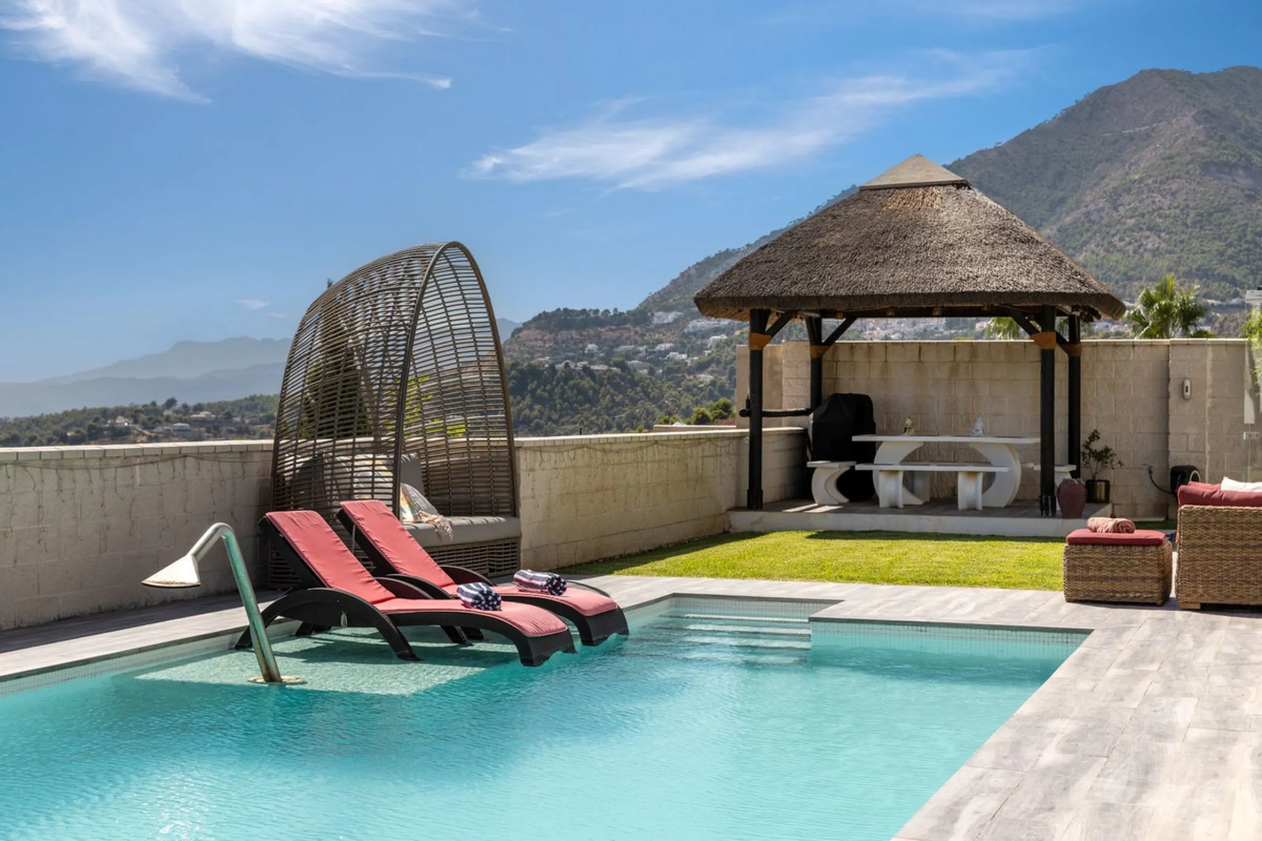 Spectacular villa that perfectly blends Mediterranean style with contemporary design, combining traditional charm with modern comfort and top-quality finishes. Located in the prestigious Buena Vista area of Mijas, it offers a unique lifestyle in a peacefu