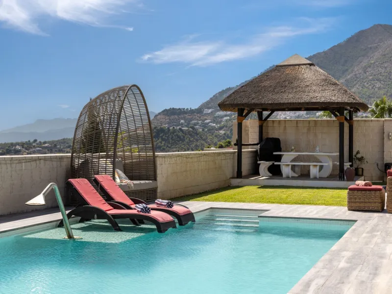 Spectacular villa that perfectly blends Mediterranean style with contemporary design, combining traditional charm with modern comfort and top-quality finishes. Located in the prestigious Buena Vista area of Mijas, it offers a unique lifestyle in a peacefu
