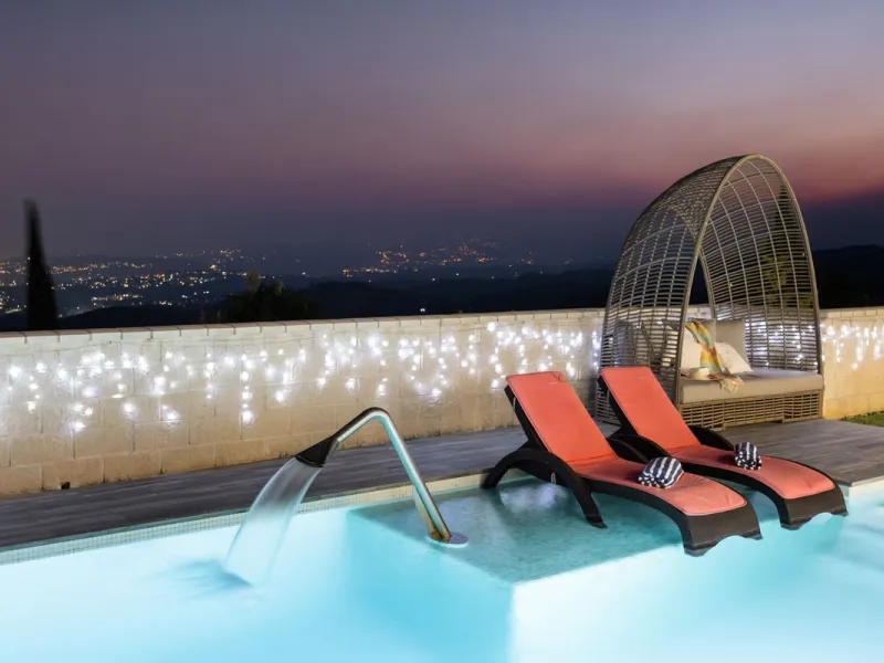 Spectacular villa that perfectly blends Mediterranean style with contemporary design, combining traditional charm with modern comfort and top-quality finishes. Located in the prestigious Buena Vista area of Mijas, it offers a unique lifestyle in a peacefu