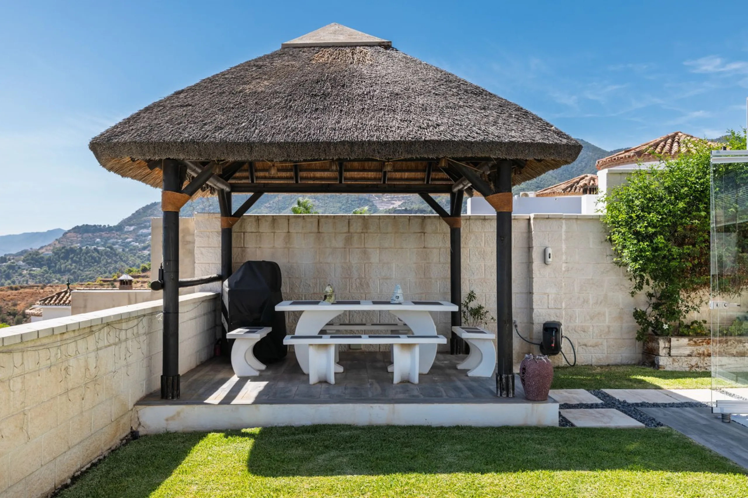 Spectacular villa that perfectly blends Mediterranean style with contemporary design, combining traditional charm with modern comfort and top-quality finishes. Located in the prestigious Buena Vista area of Mijas, it offers a unique lifestyle in a peacefu