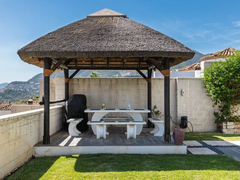 Spectacular villa that perfectly blends Mediterranean style with contemporary design, combining traditional charm with modern comfort and top-quality finishes. Located in the prestigious Buena Vista area of Mijas, it offers a unique lifestyle in a peacefu