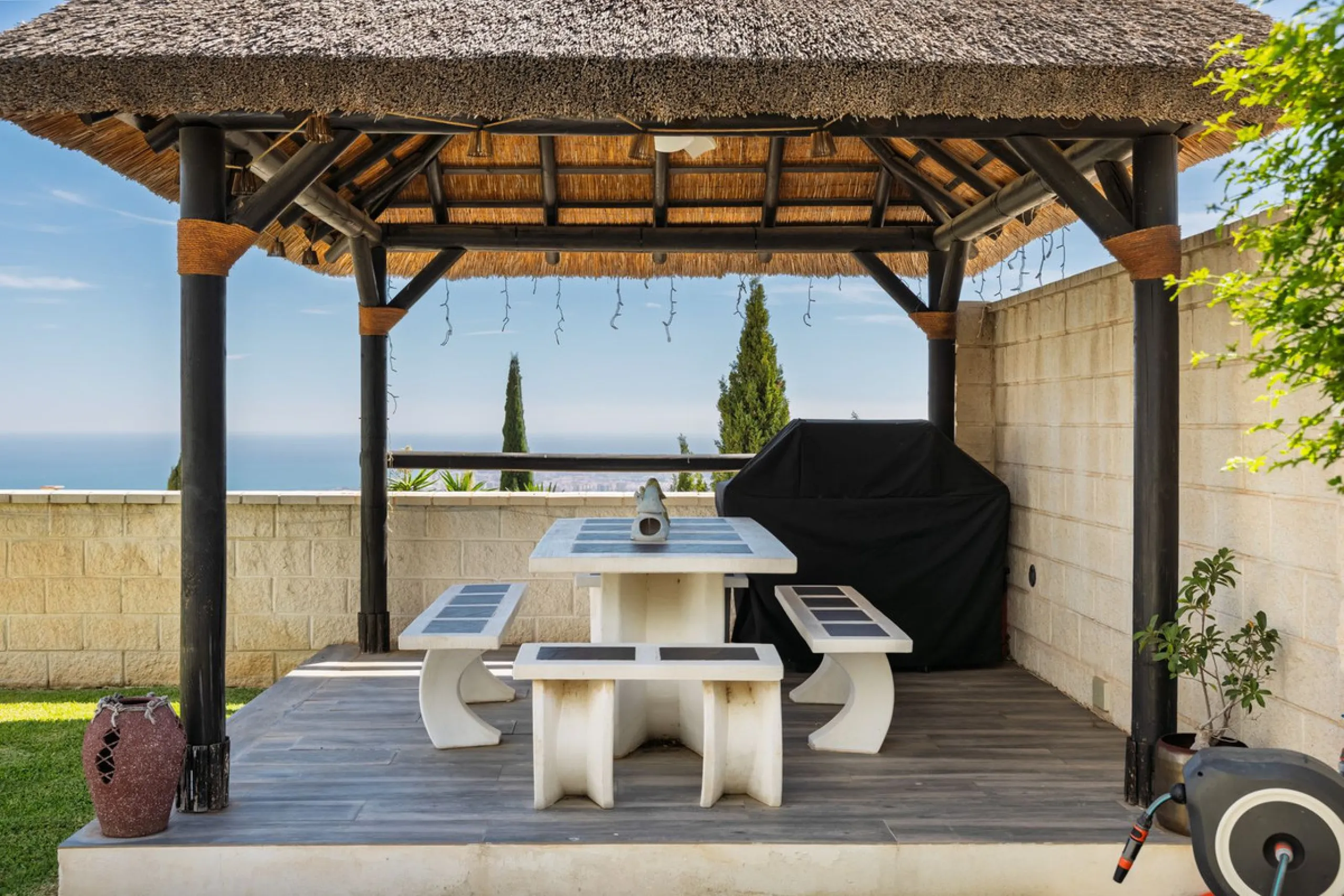 Spectacular villa that perfectly blends Mediterranean style with contemporary design, combining traditional charm with modern comfort and top-quality finishes. Located in the prestigious Buena Vista area of Mijas, it offers a unique lifestyle in a peacefu