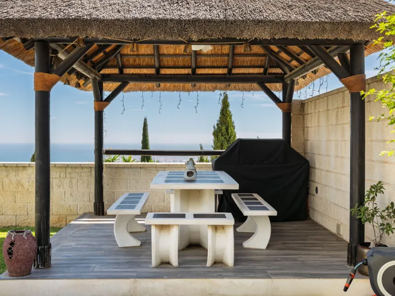Spectacular villa that perfectly blends Mediterranean style with contemporary design, combining traditional charm with modern comfort and top-quality finishes. Located in the prestigious Buena Vista area of Mijas, it offers a unique lifestyle in a peacefu