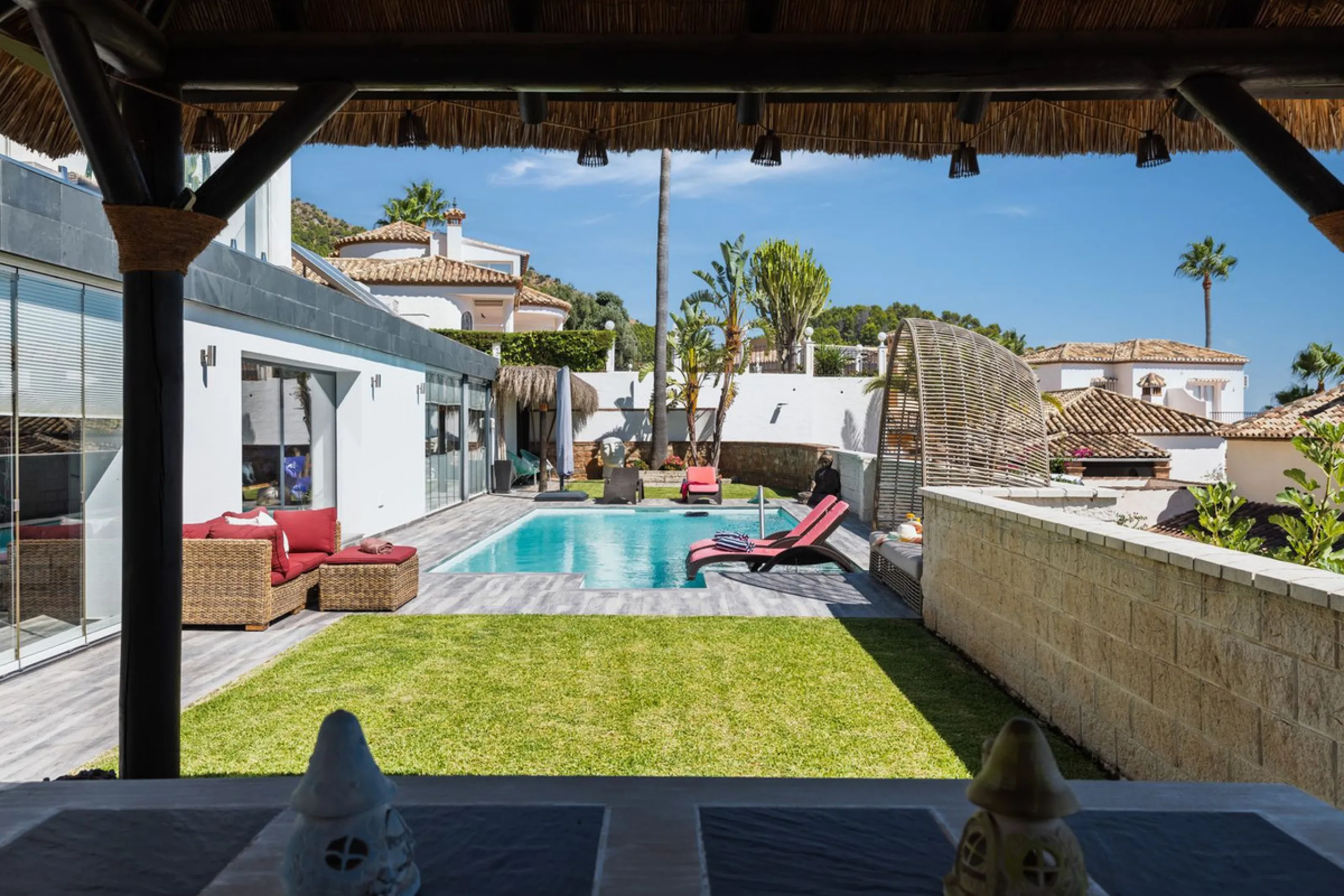 Spectacular villa that perfectly blends Mediterranean style with contemporary design, combining traditional charm with modern comfort and top-quality finishes. Located in the prestigious Buena Vista area of Mijas, it offers a unique lifestyle in a peacefu