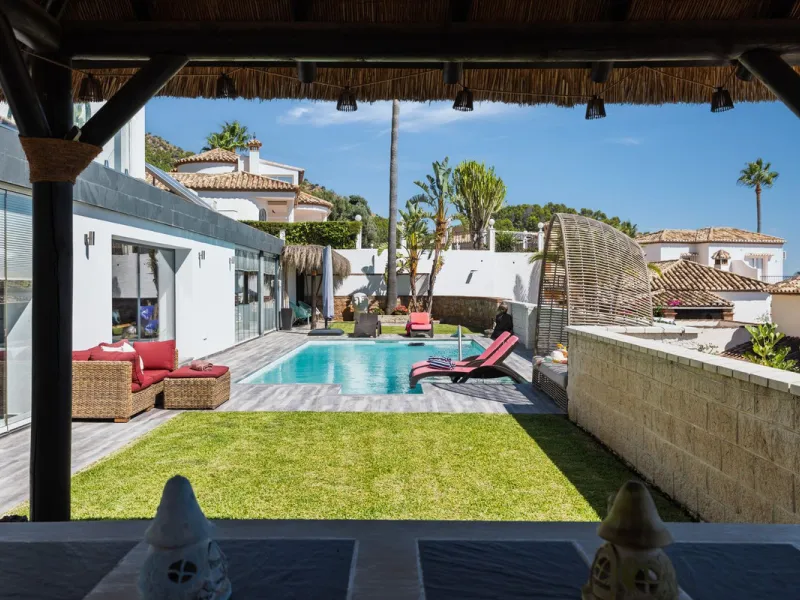 Spectacular villa that perfectly blends Mediterranean style with contemporary design, combining traditional charm with modern comfort and top-quality finishes. Located in the prestigious Buena Vista area of Mijas, it offers a unique lifestyle in a peacefu