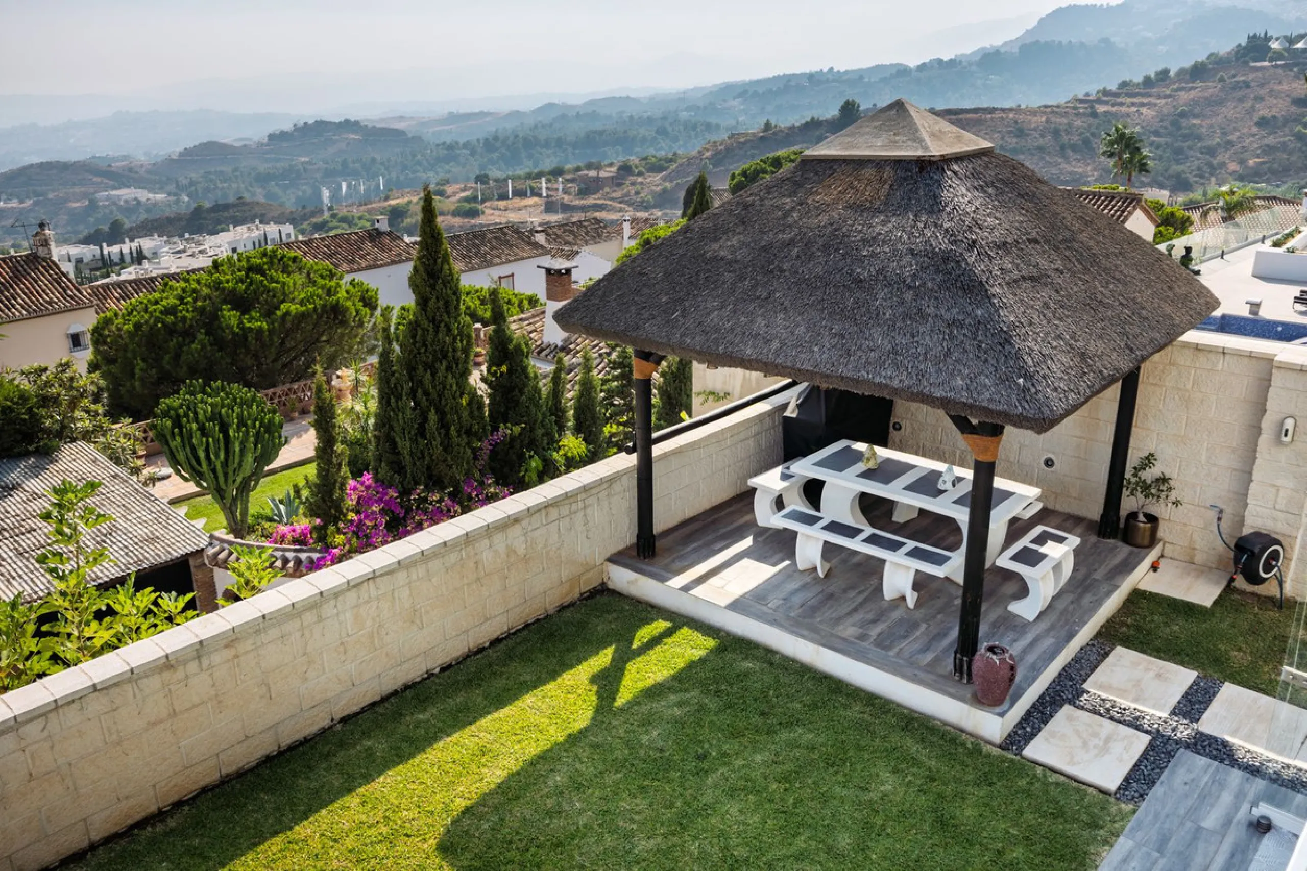Spectacular villa that perfectly blends Mediterranean style with contemporary design, combining traditional charm with modern comfort and top-quality finishes. Located in the prestigious Buena Vista area of Mijas, it offers a unique lifestyle in a peacefu