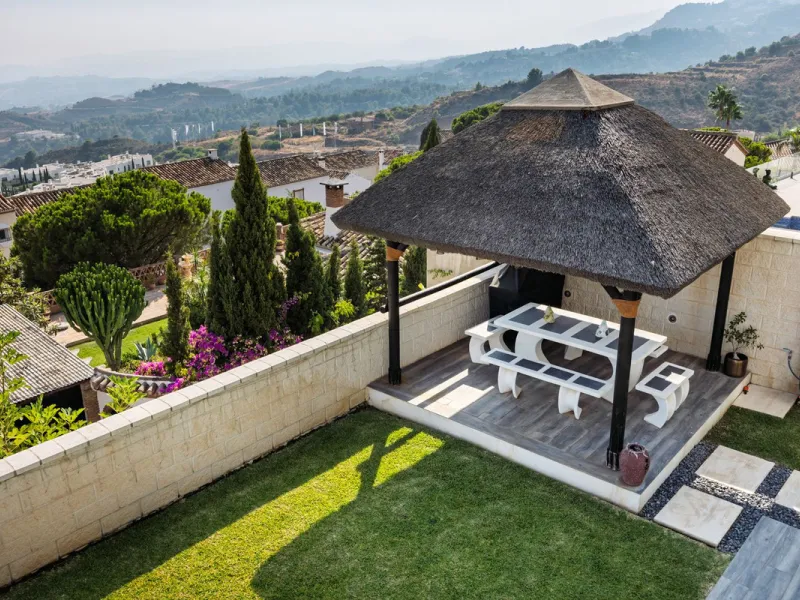 Spectacular villa that perfectly blends Mediterranean style with contemporary design, combining traditional charm with modern comfort and top-quality finishes. Located in the prestigious Buena Vista area of Mijas, it offers a unique lifestyle in a peacefu
