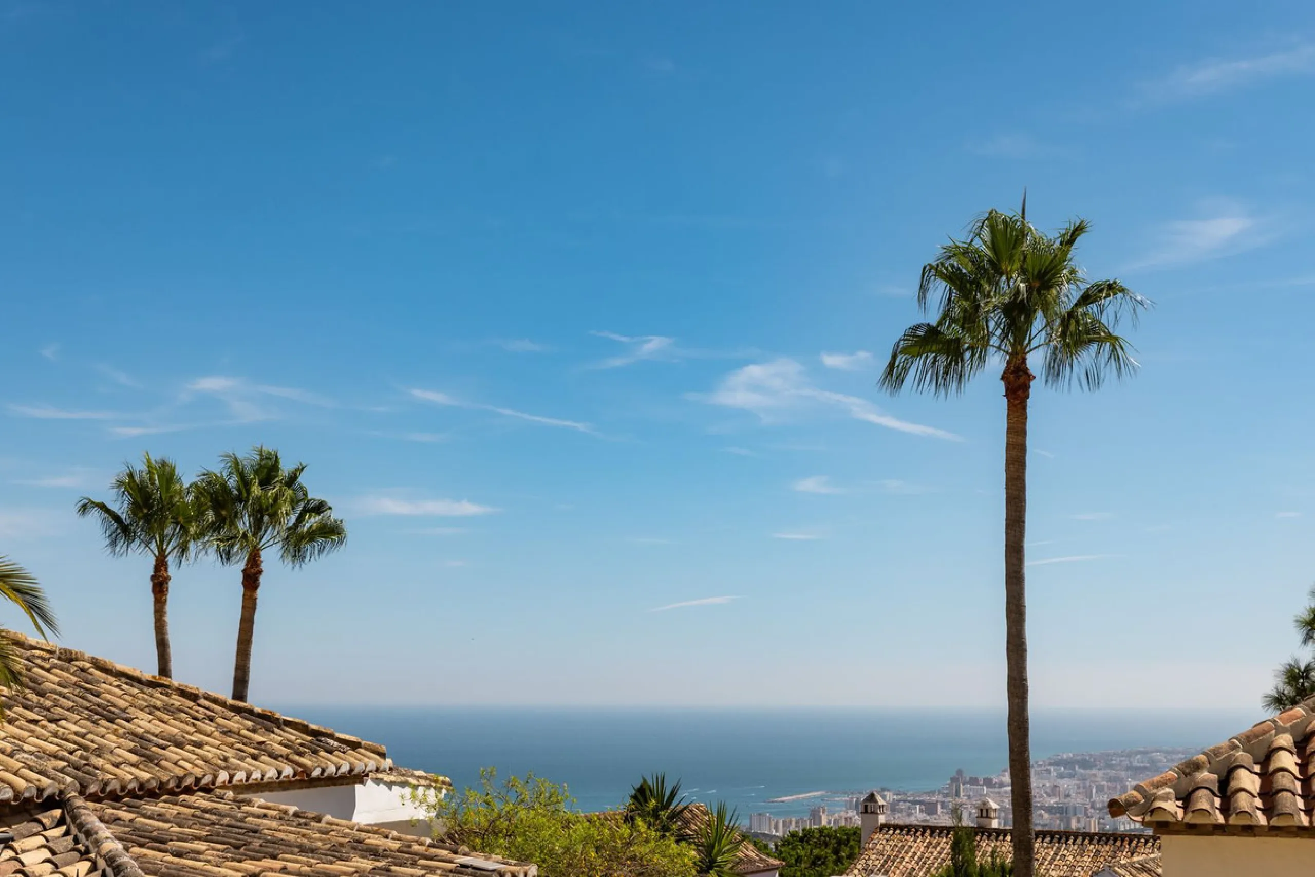 Spectacular villa that perfectly blends Mediterranean style with contemporary design, combining traditional charm with modern comfort and top-quality finishes. Located in the prestigious Buena Vista area of Mijas, it offers a unique lifestyle in a peacefu