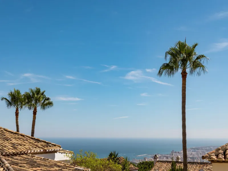 Spectacular villa that perfectly blends Mediterranean style with contemporary design, combining traditional charm with modern comfort and top-quality finishes. Located in the prestigious Buena Vista area of Mijas, it offers a unique lifestyle in a peacefu
