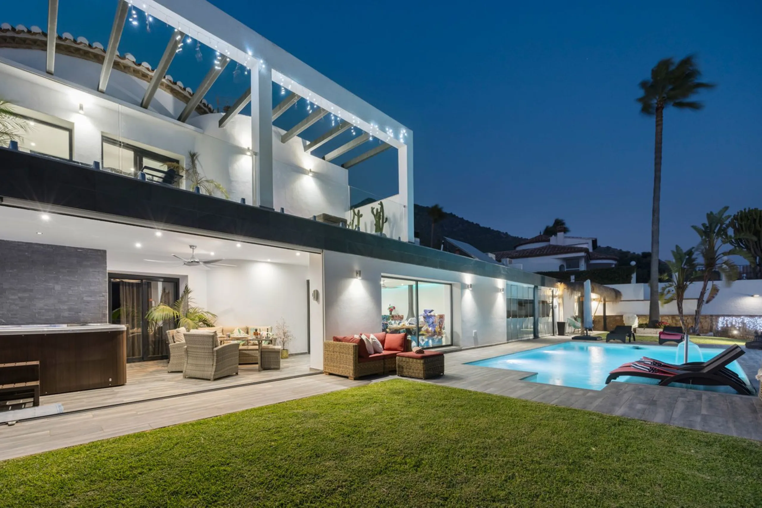 Spectacular villa that perfectly blends Mediterranean style with contemporary design, combining traditional charm with modern comfort and top-quality finishes. Located in the prestigious Buena Vista area of Mijas, it offers a unique lifestyle in a peacefu