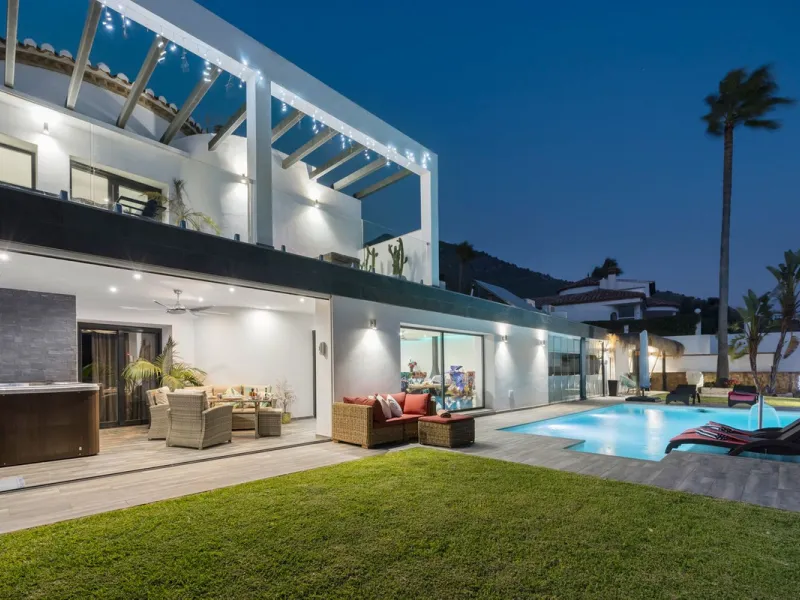 Spectacular villa that perfectly blends Mediterranean style with contemporary design, combining traditional charm with modern comfort and top-quality finishes. Located in the prestigious Buena Vista area of Mijas, it offers a unique lifestyle in a peacefu