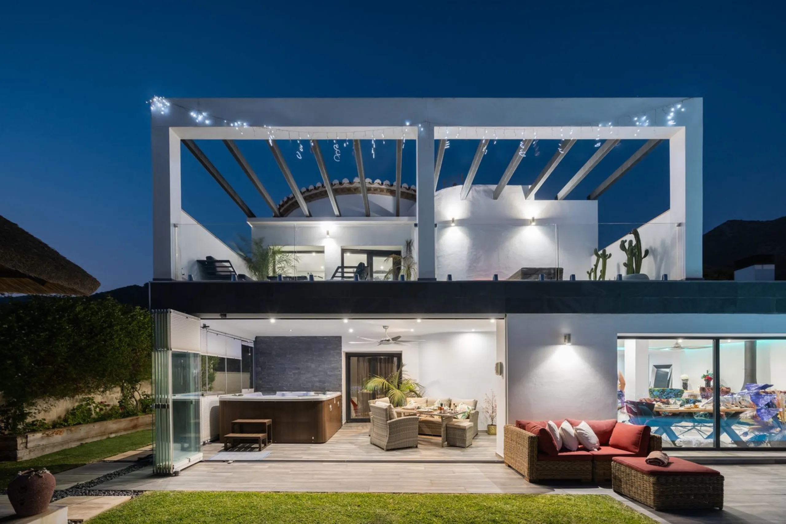 Spectacular villa that perfectly blends Mediterranean style with contemporary design, combining traditional charm with modern comfort and top-quality finishes. Located in the prestigious Buena Vista area of Mijas, it offers a unique lifestyle in a peacefu